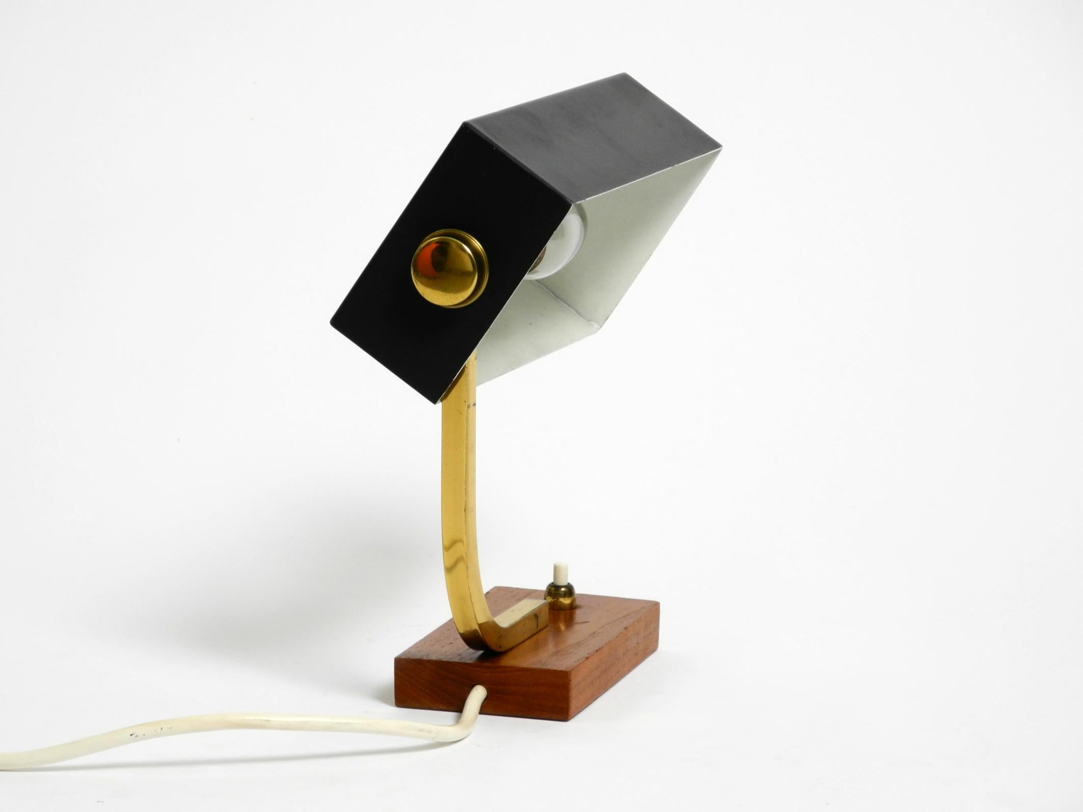 Schöne kleine Mid-Century-Modern-Tischlampe aus Metall und Messing mit Teakholzsockel (Moderne der Mitte des Jahrhunderts) im Angebot