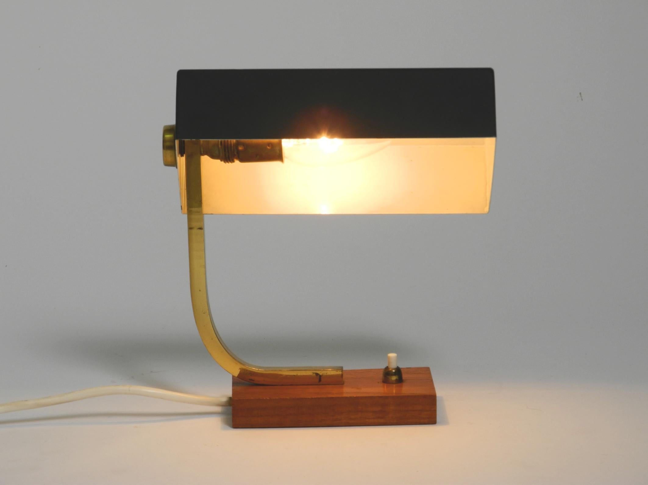 Schöne kleine Mid-Century-Modern-Tischlampe aus Metall und Messing mit Teakholzsockel im Zustand „Gut“ im Angebot in München, DE