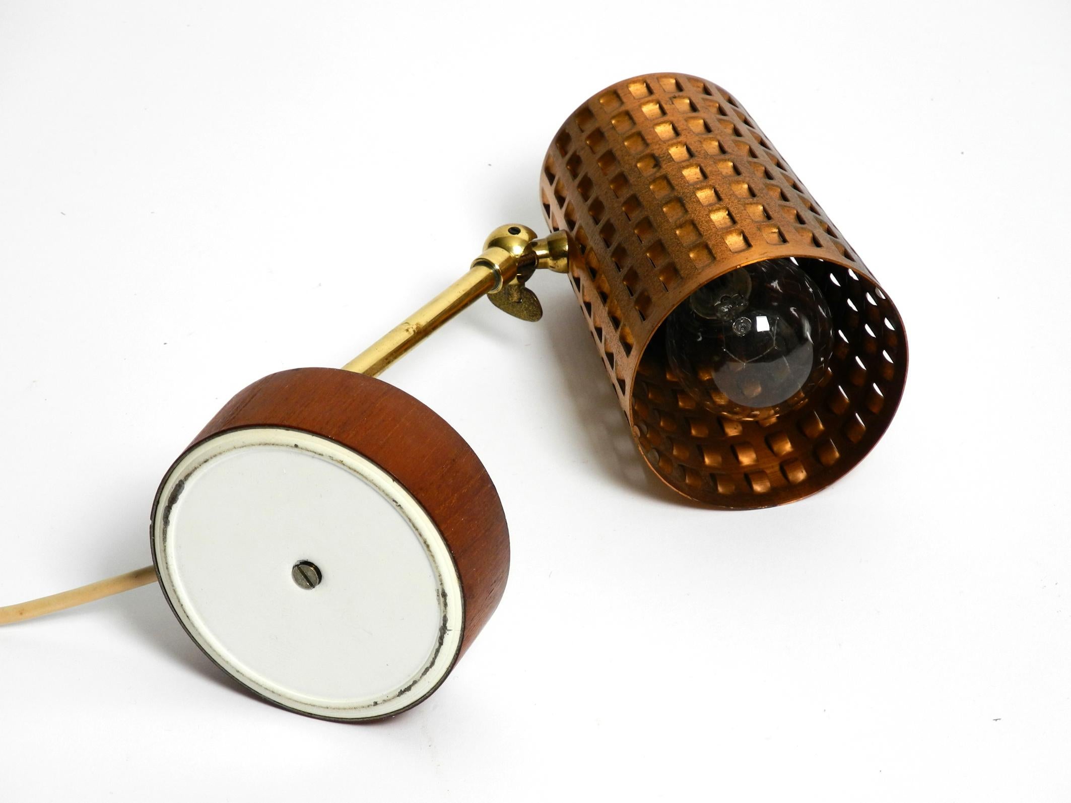 Schöne kleine Mid-Century-Modern-Tischlampe mit perforiertem Kupfer-Schirm im Angebot 3