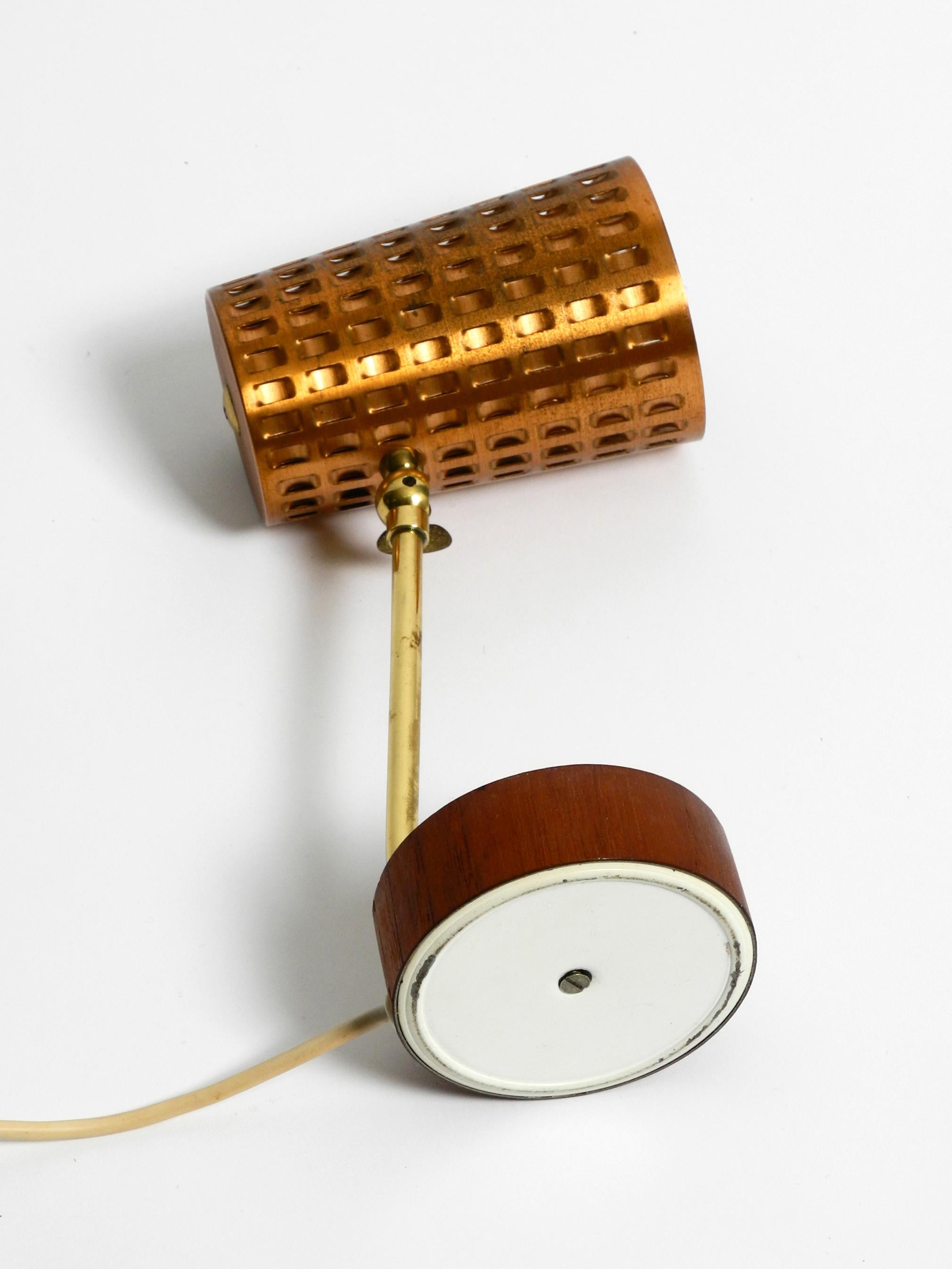 Schöne kleine Mid-Century-Modern-Tischlampe mit perforiertem Kupfer-Schirm im Angebot 4