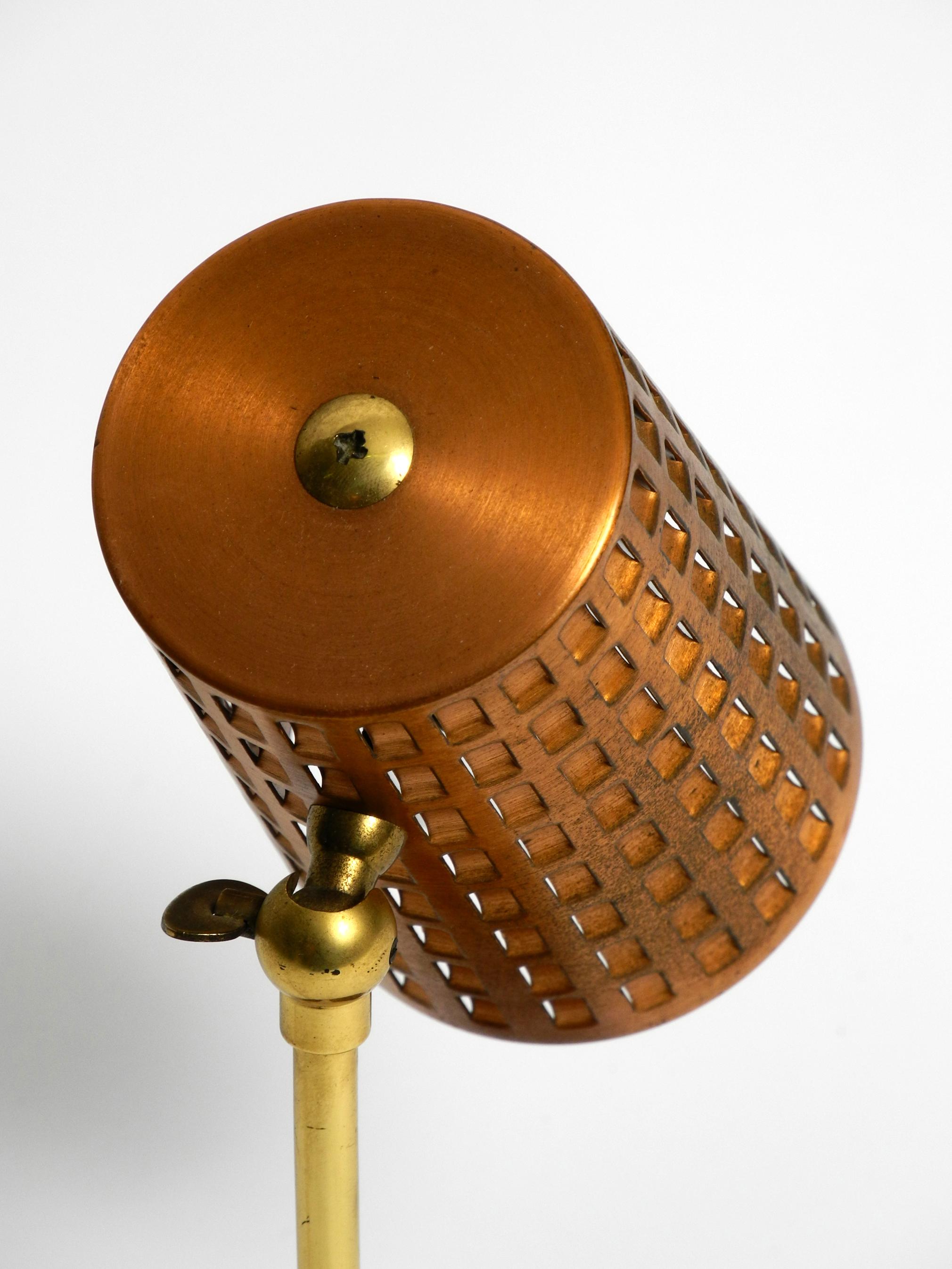 Schöne kleine Mid-Century-Modern-Tischlampe mit perforiertem Kupfer-Schirm im Angebot 5