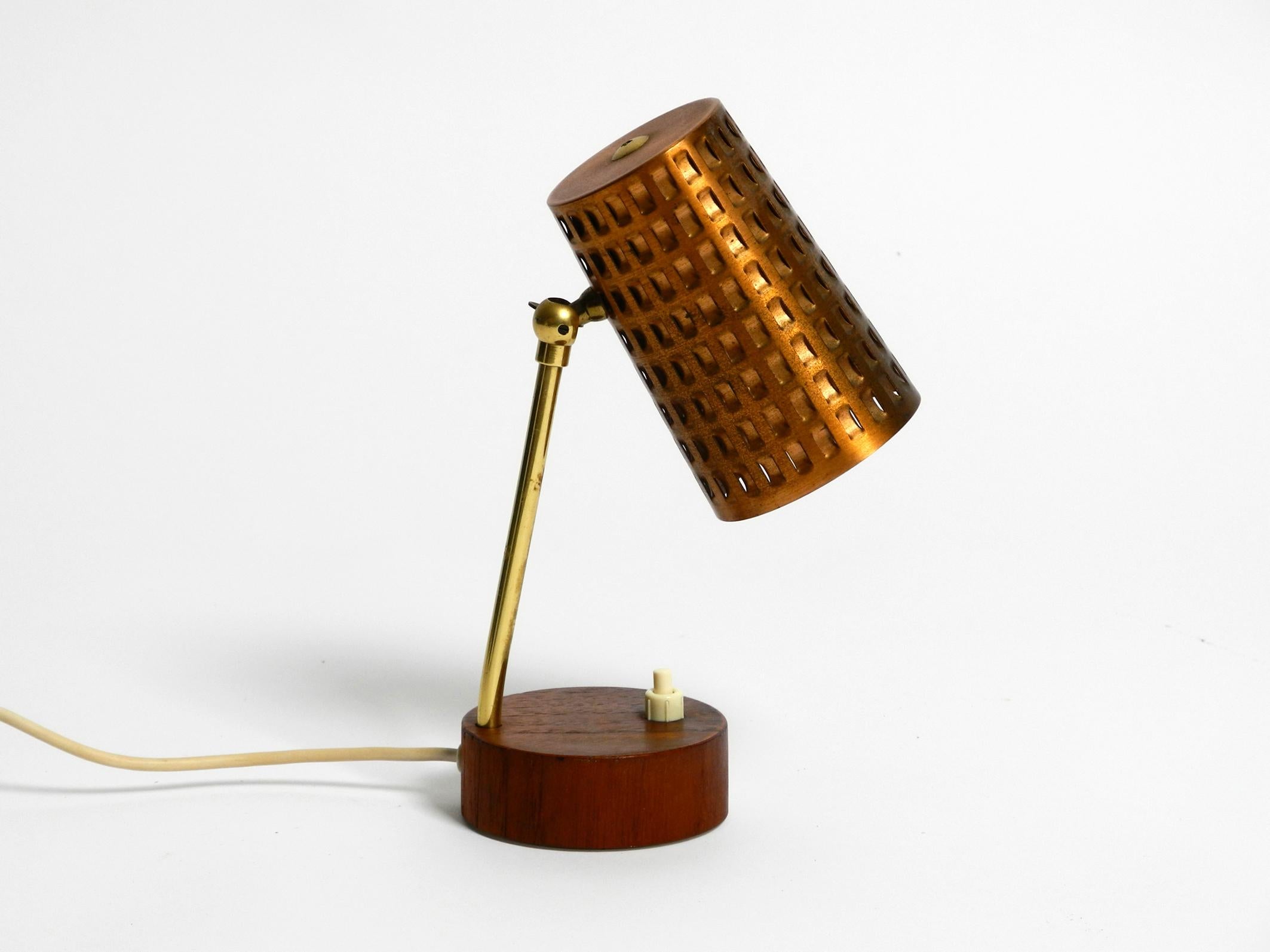 Schöne kleine Mid-Century-Modern-Tischlampe mit perforiertem Kupfer-Schirm im Angebot 6