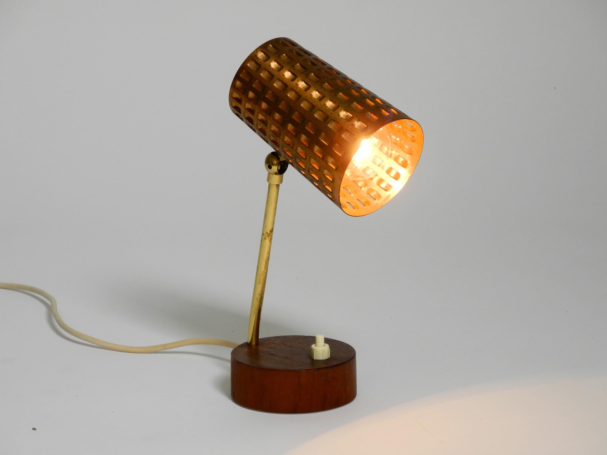 Schöne kleine Mid-Century-Modern-Tischlampe mit perforiertem Kupfer-Schirm (Moderne der Mitte des Jahrhunderts) im Angebot