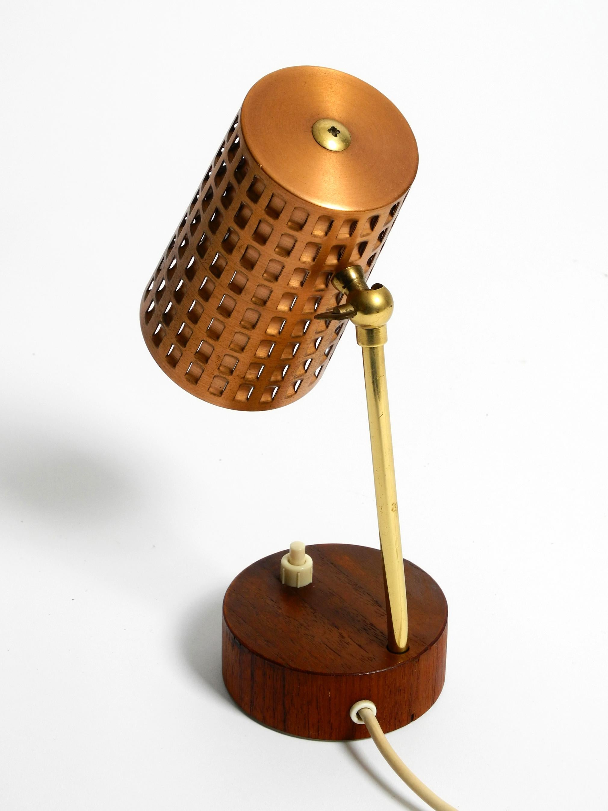 Schöne kleine Mid-Century-Modern-Tischlampe mit perforiertem Kupfer-Schirm im Zustand „Gut“ im Angebot in München, DE