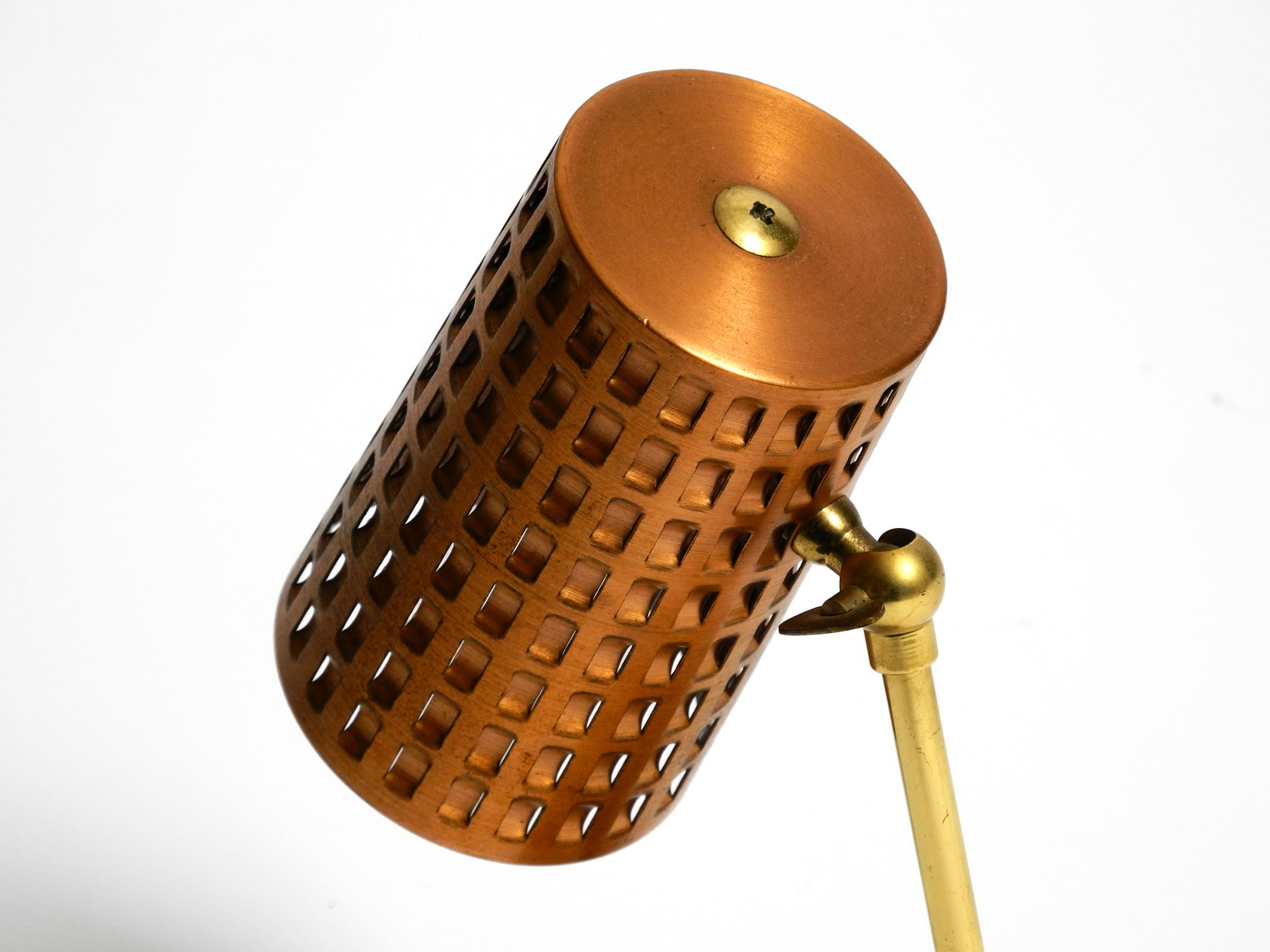 Schöne kleine Mid-Century-Modern-Tischlampe mit perforiertem Kupfer-Schirm (Metall) im Angebot