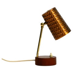 Magnifique petite lampe de table moderne du milieu du siècle dernier avec abat-jour en feuille perforée de cuivre