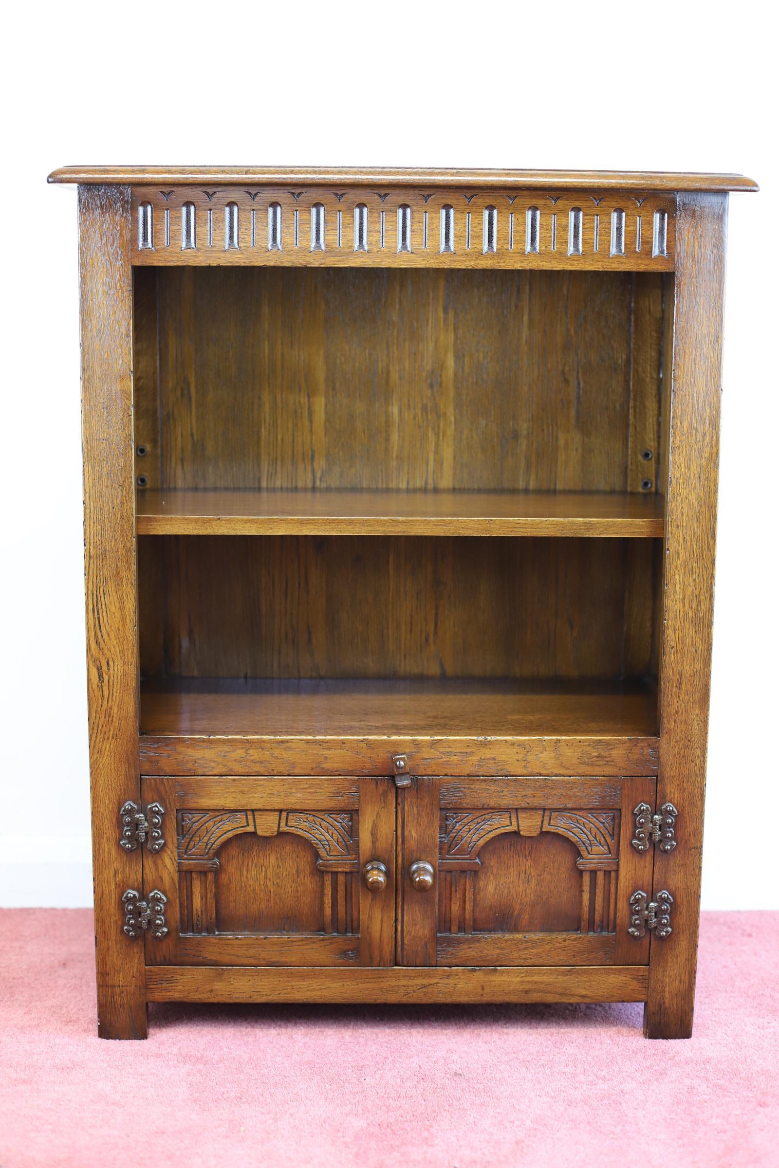 We delight to offer for sale this beautiful small open bookcase made by Bevan Funnell “Reprodux “ . Lovely quality .
Don't hesitate to contact me if you have any questions.Please have a closer look at the pictures because they form part of the