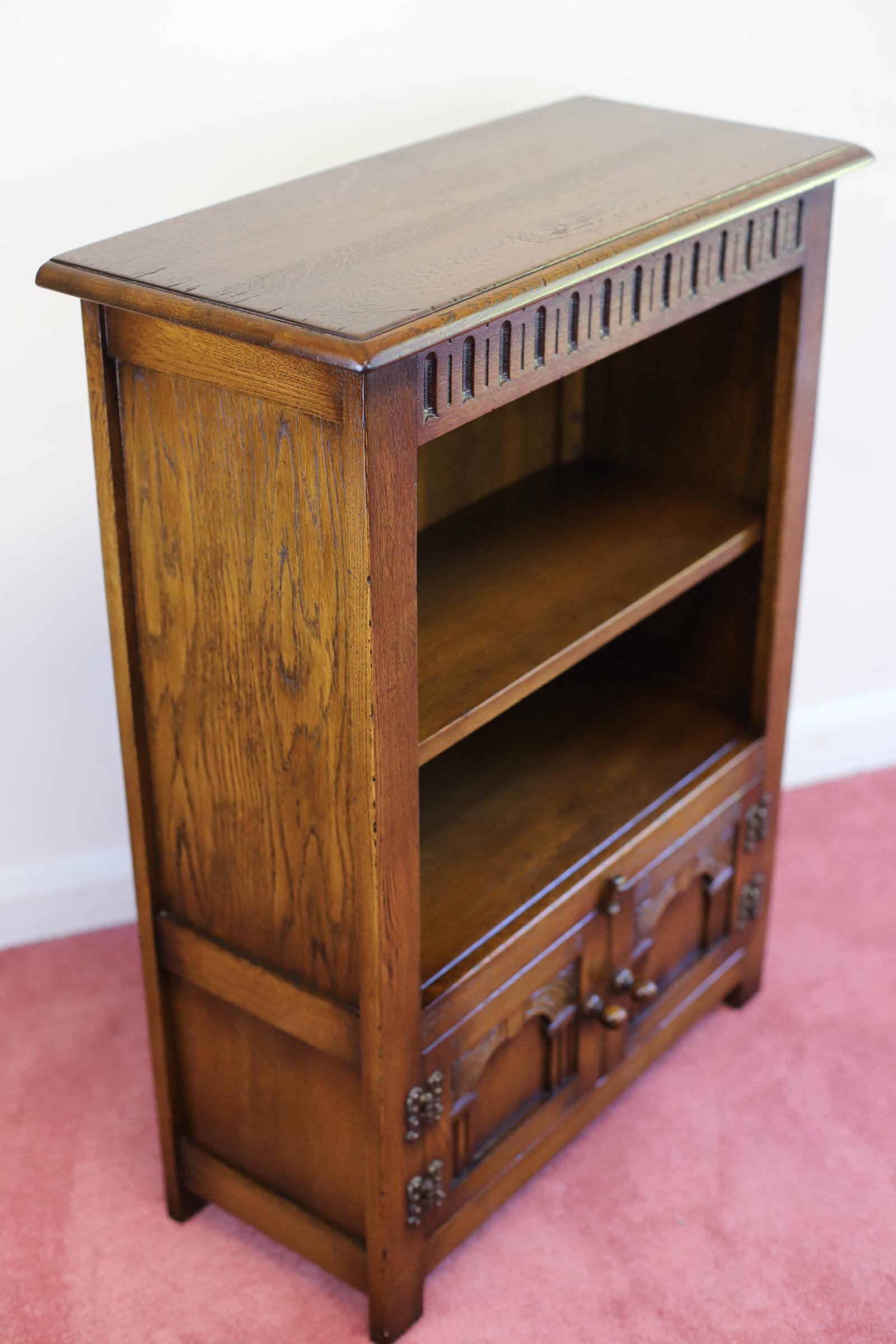 Beautiful Small Open Bookcase Made By Bevan Funnell In Good Condition In Crawley, GB