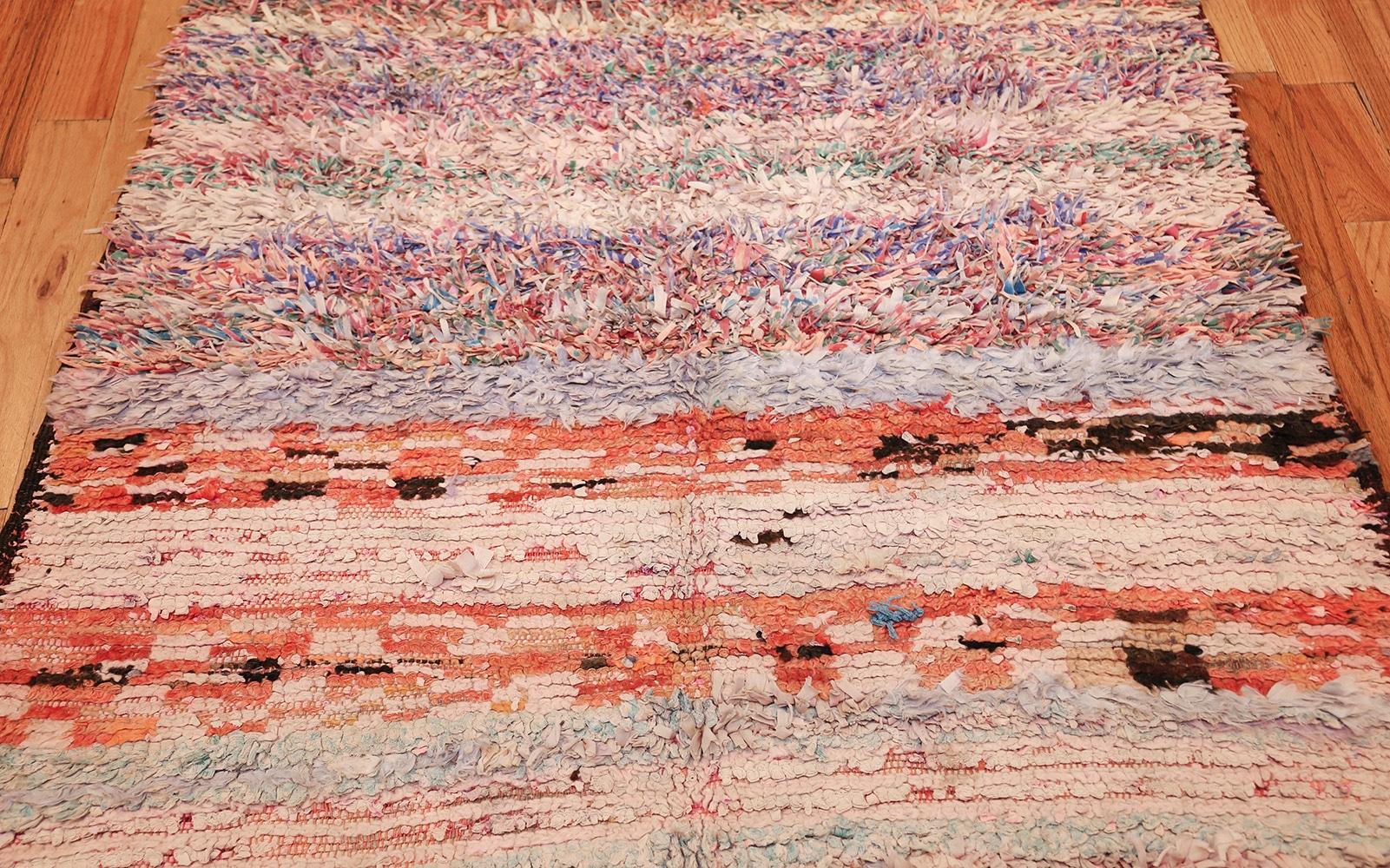 Bellissimo tappeto marocchino vintage di metà secolo con trama a stracci di piccole dimensioni 4' x 6'5