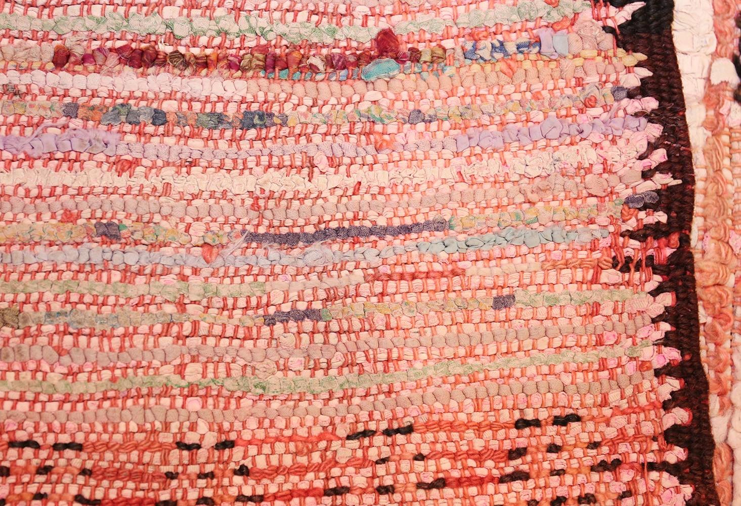Bellissimo tappeto marocchino vintage di metà secolo con trama a stracci di piccole dimensioni 4' x 6'5