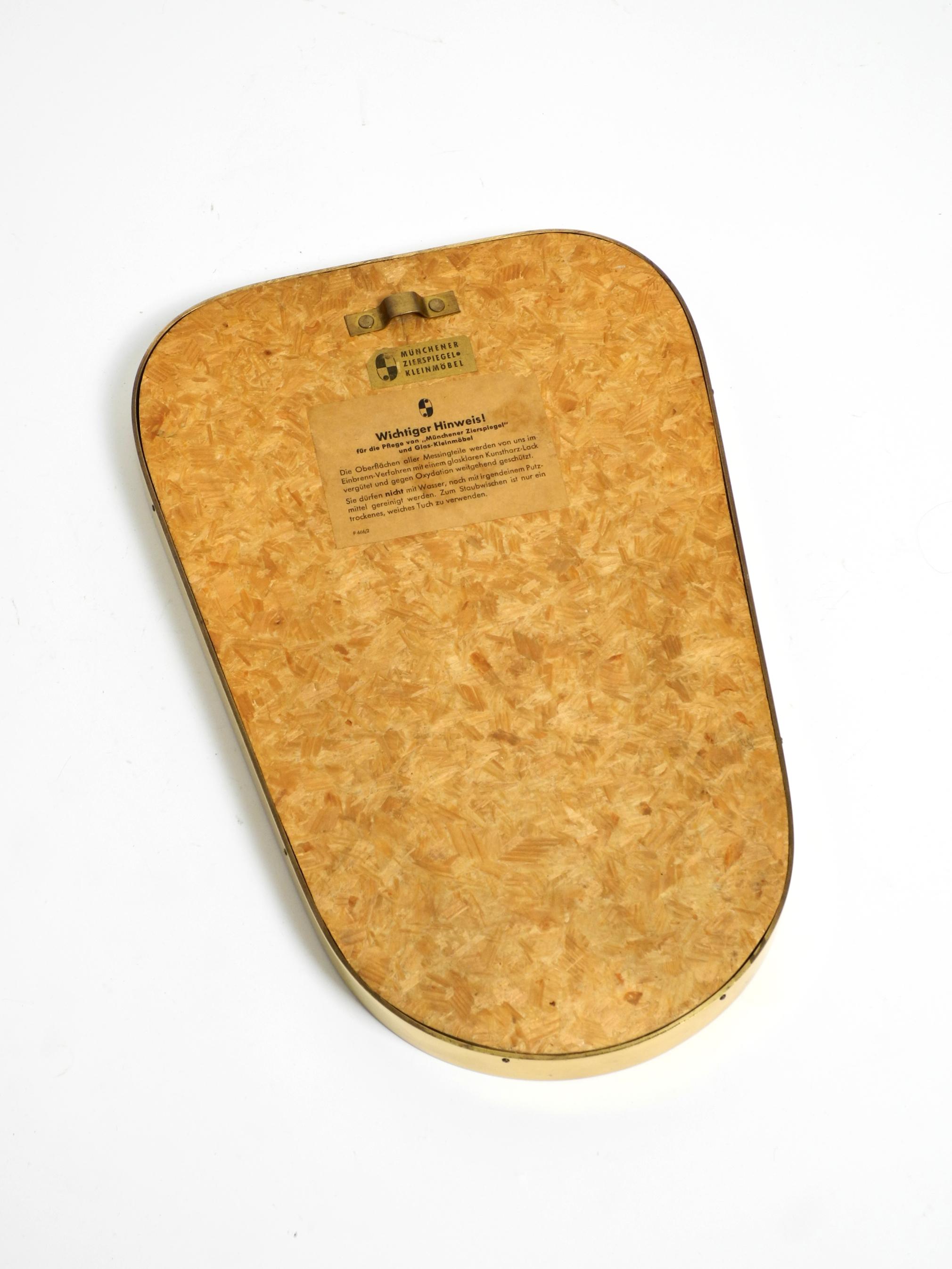 Precioso espejo de pared pequeño de latón macizo de mediados de siglo de Münchener Zierspiegel en venta 3