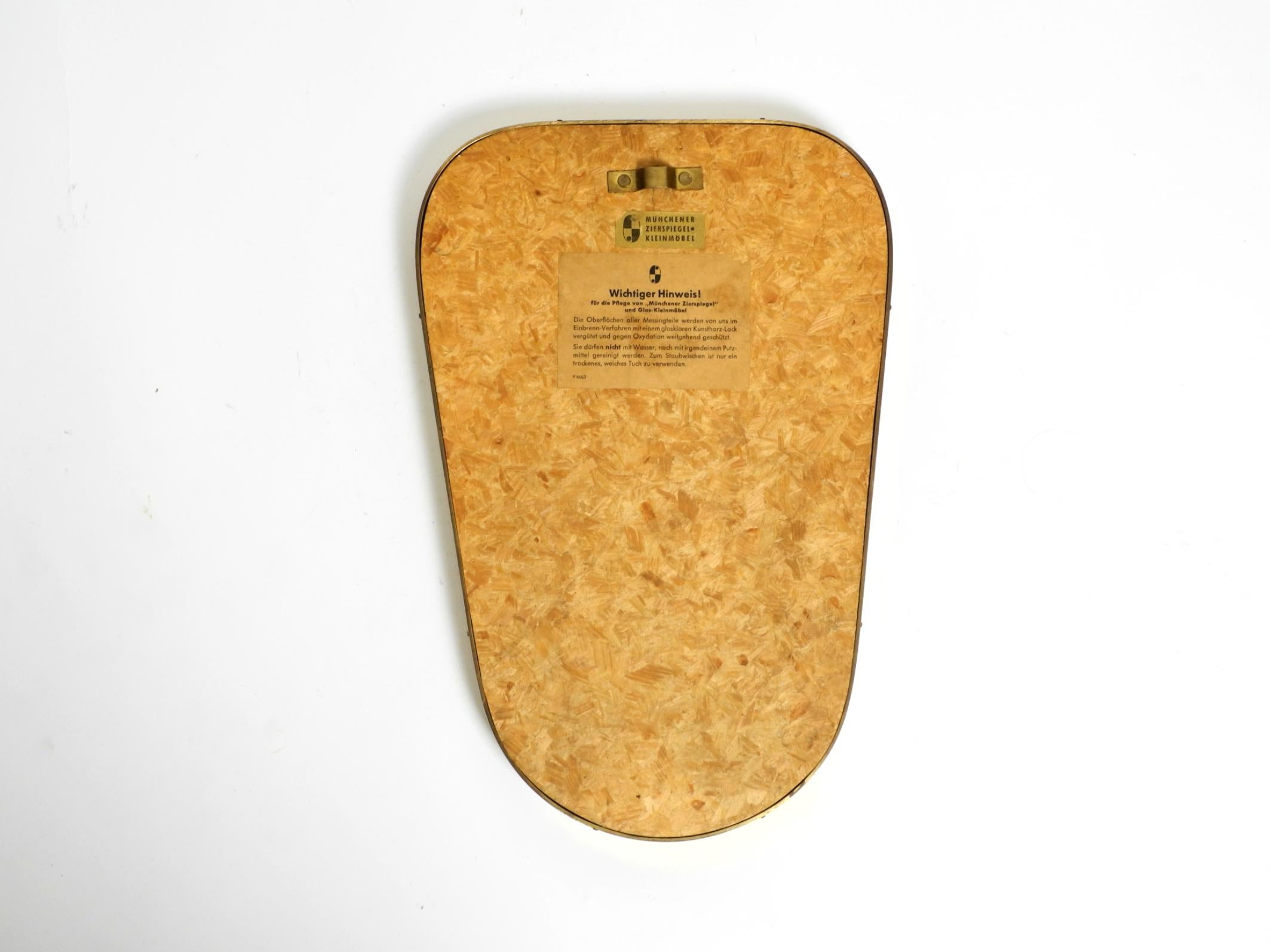 Precioso espejo de pared pequeño de latón macizo de mediados de siglo de Münchener Zierspiegel en venta 4