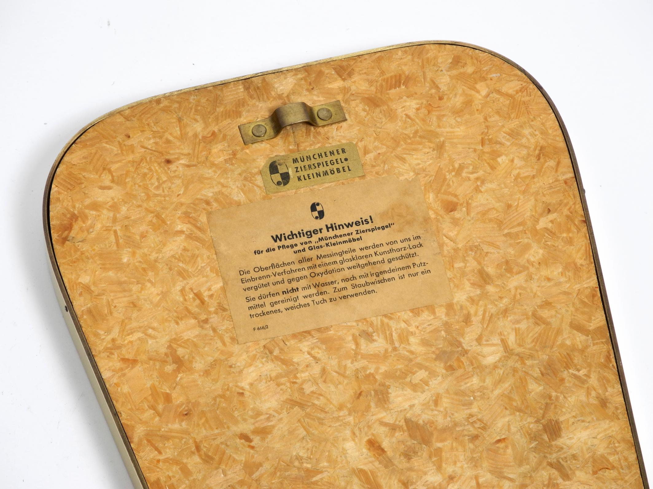 Precioso espejo de pared pequeño de latón macizo de mediados de siglo de Münchener Zierspiegel en venta 5