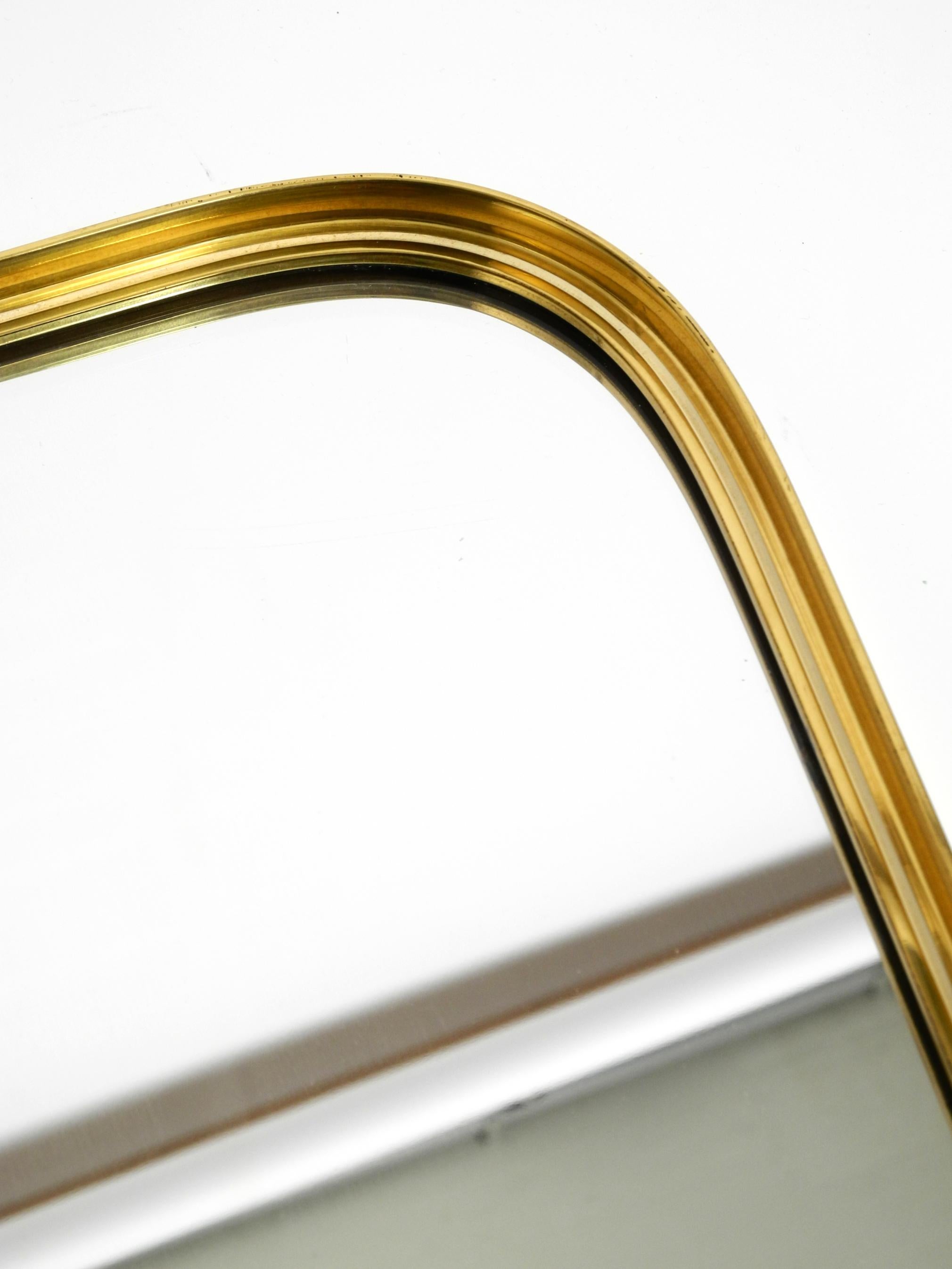 Precioso espejo de pared pequeño de latón macizo de mediados de siglo de Münchener Zierspiegel en venta 7