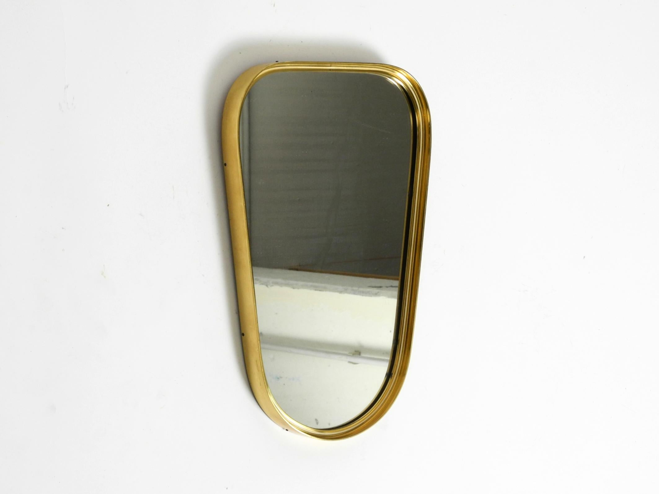 Original y precioso espejo de pared de latón Mid Century Modern.
Fabricado por Münchener Zierspiegel. Fabricado en Alemania.
Gran diseño minimalista de los años 50.
Artesanía pesada de muy alta calidad, con un sólido y grueso marco de latón.
100%