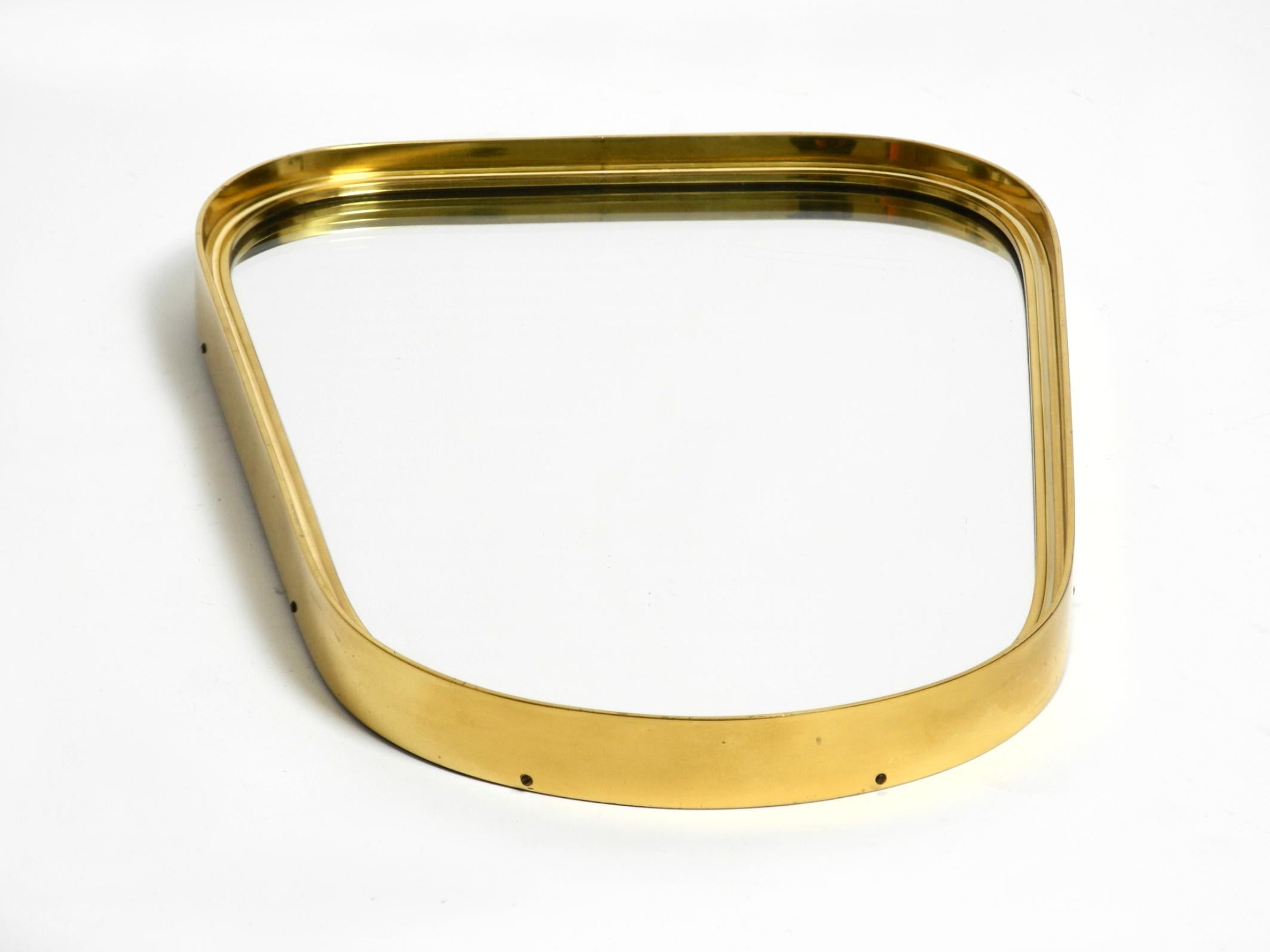 Precioso espejo de pared pequeño de latón macizo de mediados de siglo de Münchener Zierspiegel mediados del siglo XX en venta