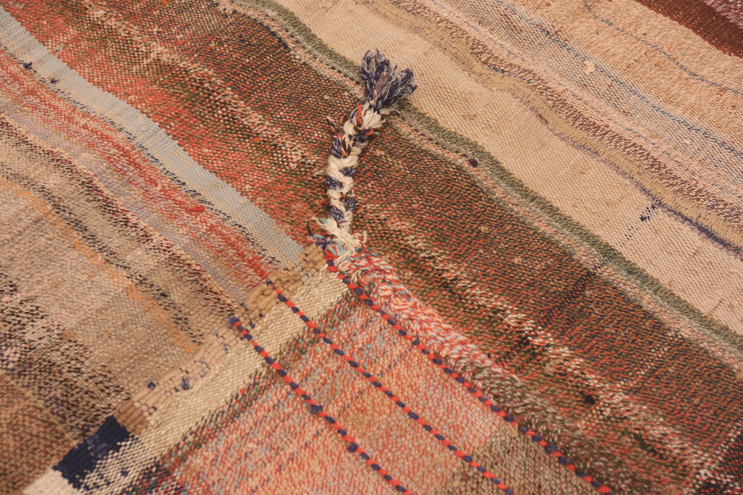 Preciosa alfombra Kilim persa vintage pequeña. País de origen: Vintage Persa / Fecha Circa: Mediados del siglo XX