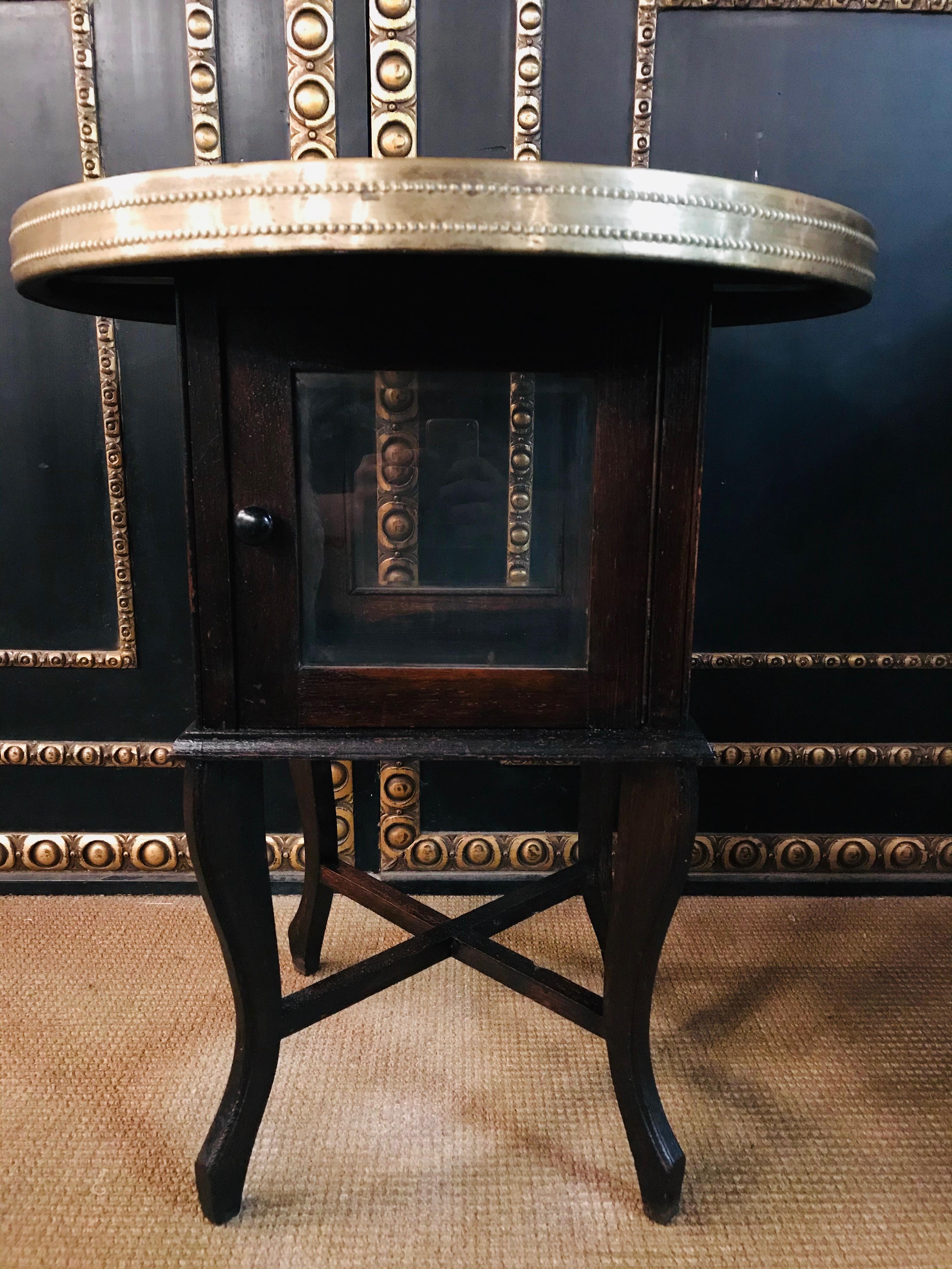 The table has not been restored, it has slight signs of wear consistent with age

see detailed pictures no major damage.

Plate very elaborately worked.

 Brass plate very nice old patina and nice checkerboard pattern.

The exact condition