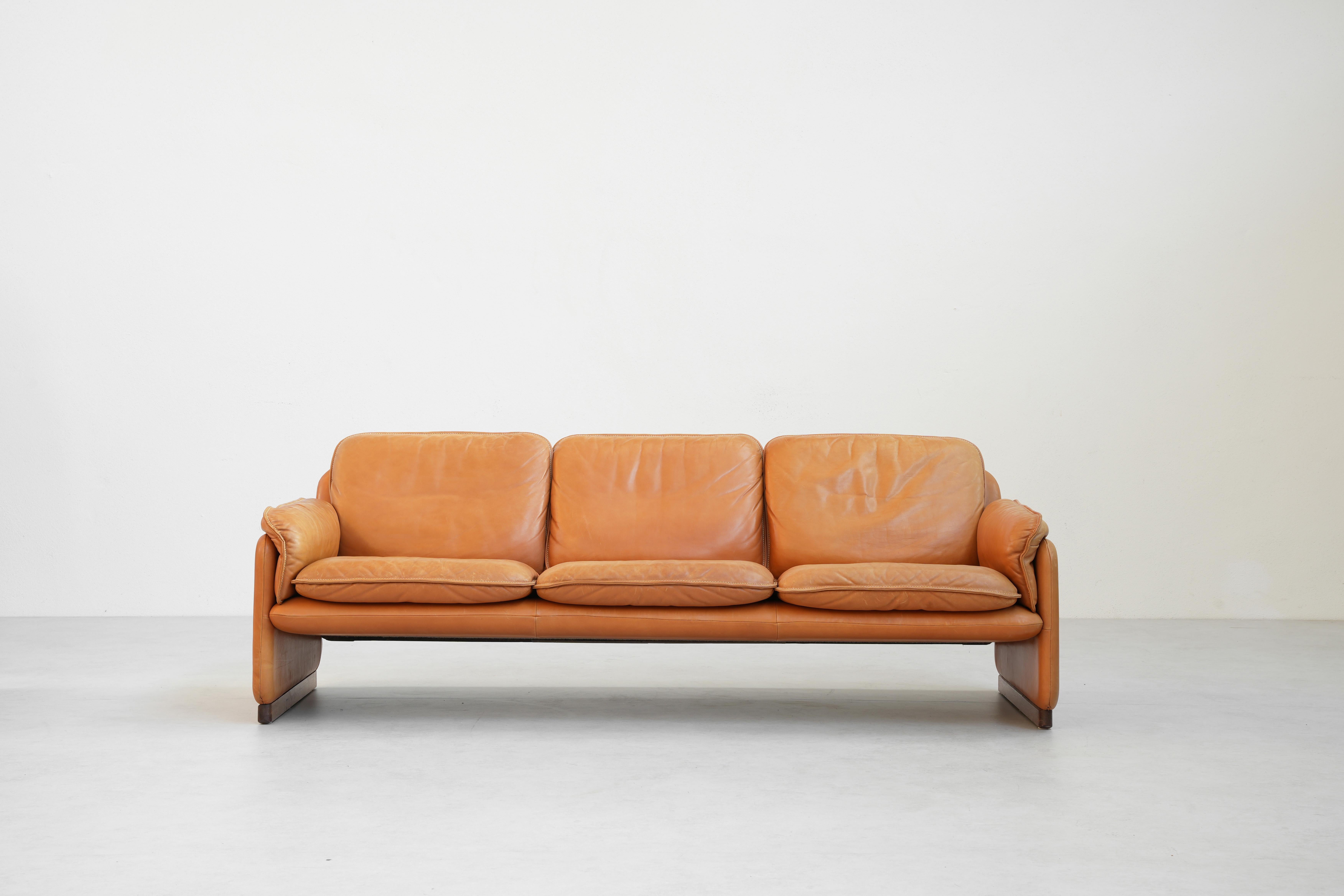 Vintage De Sede DS-61 Dreisitziges Sofa - Hellbraunes Leder, 1970er Jahre

Dieses originelle Dreisitzer-Sofa DS-61 von De Sede aus den 1970er Jahren ist eine echte Ikone des Schweizer Designs und verbindet zeitlose Eleganz mit außergewöhnlicher