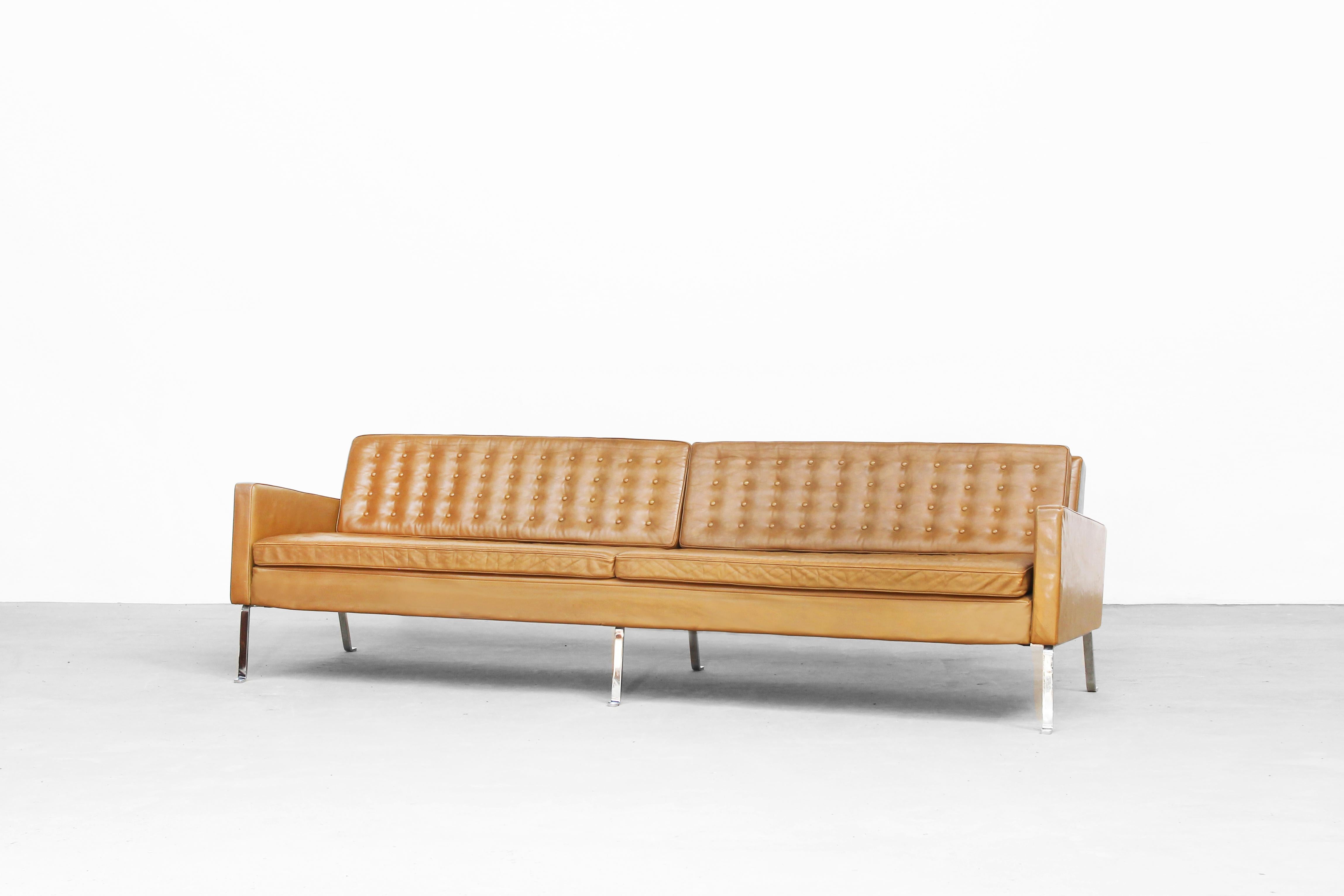 Beautiful sofa designed by Roland Rainer and produced by Wilkhahn, Germany in the 1960s.
This rare sofa comes in original lovely condition with patinated leather and visible traces of usage.
