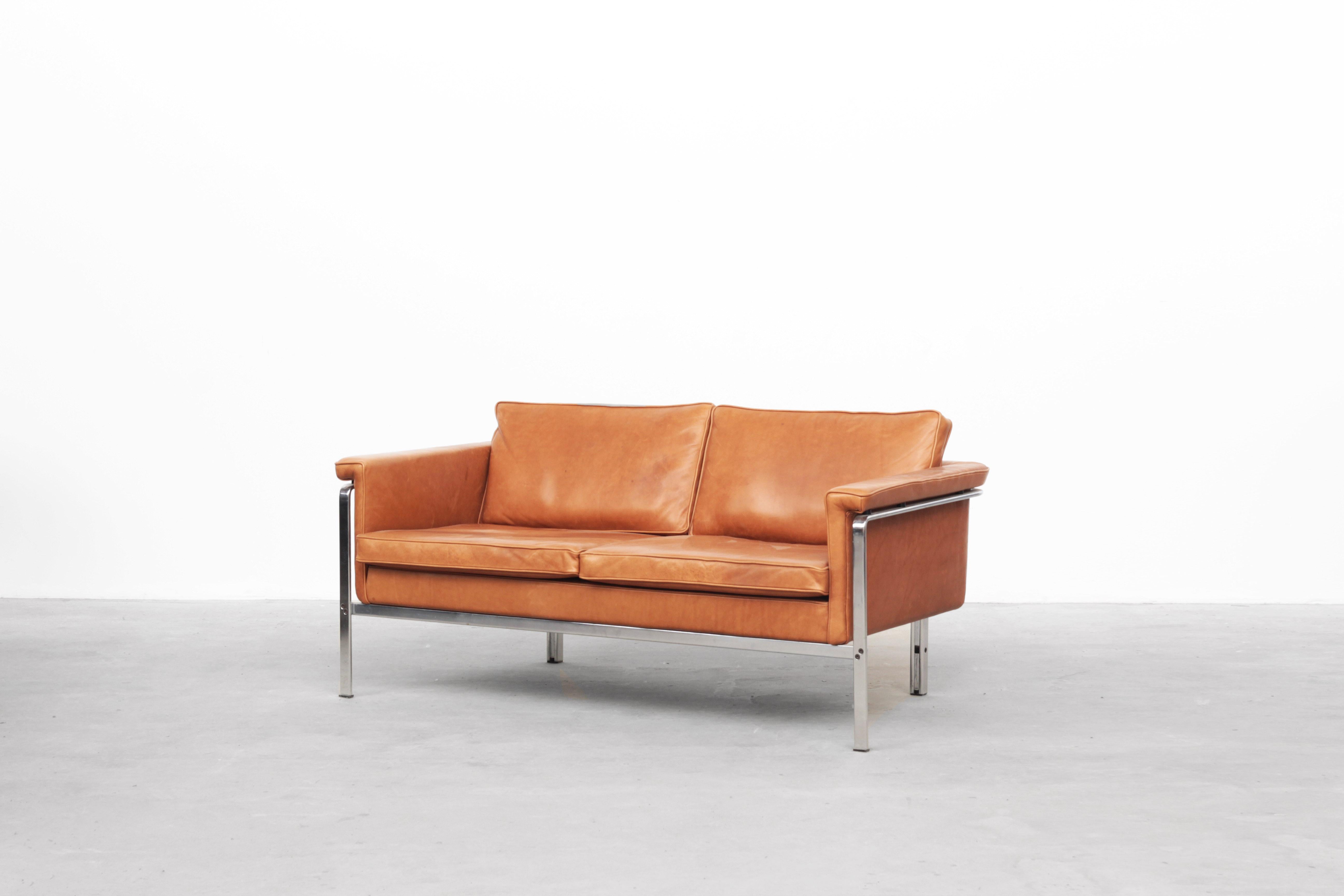 Very beautiful two-seat sofa designed by Horst Brüning and produced by Alfred Kill International in Germany, circa 1968.
This sofa is in excellent condition, without any signs of usage. The cushions and the entire body were newly reupholstered with