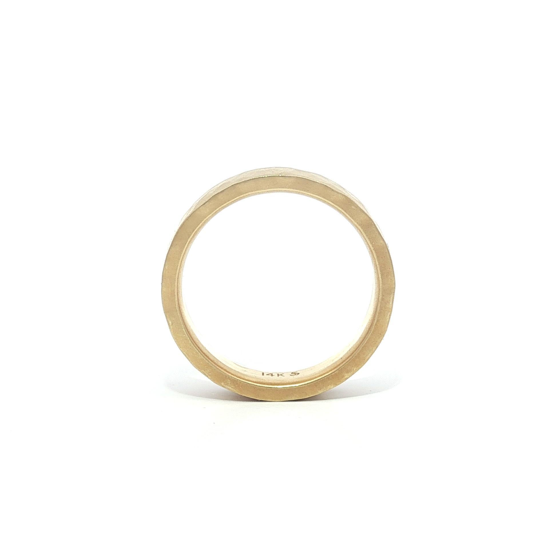 Magnifique bague en or jaune 14k massif 4.1mm finition martelée mate Bon état - En vente à Montclair, NJ
