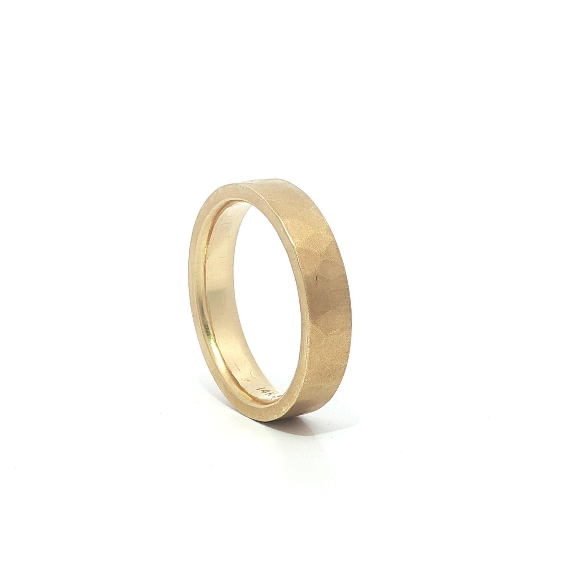 Magnifique bague en or jaune 14k massif 4.1mm finition martelée mate Pour femmes en vente