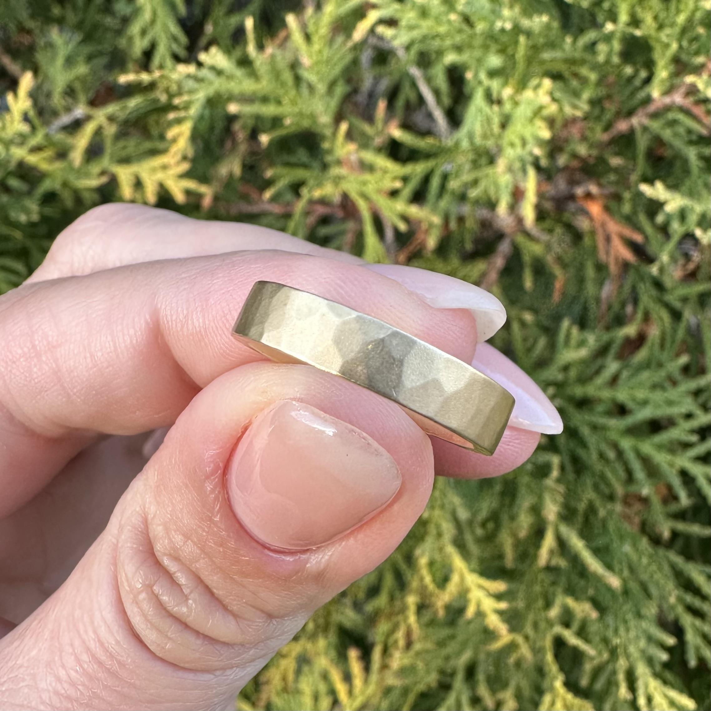 Magnifique bague en or jaune 14k massif 4.1mm finition martelée mate en vente 1