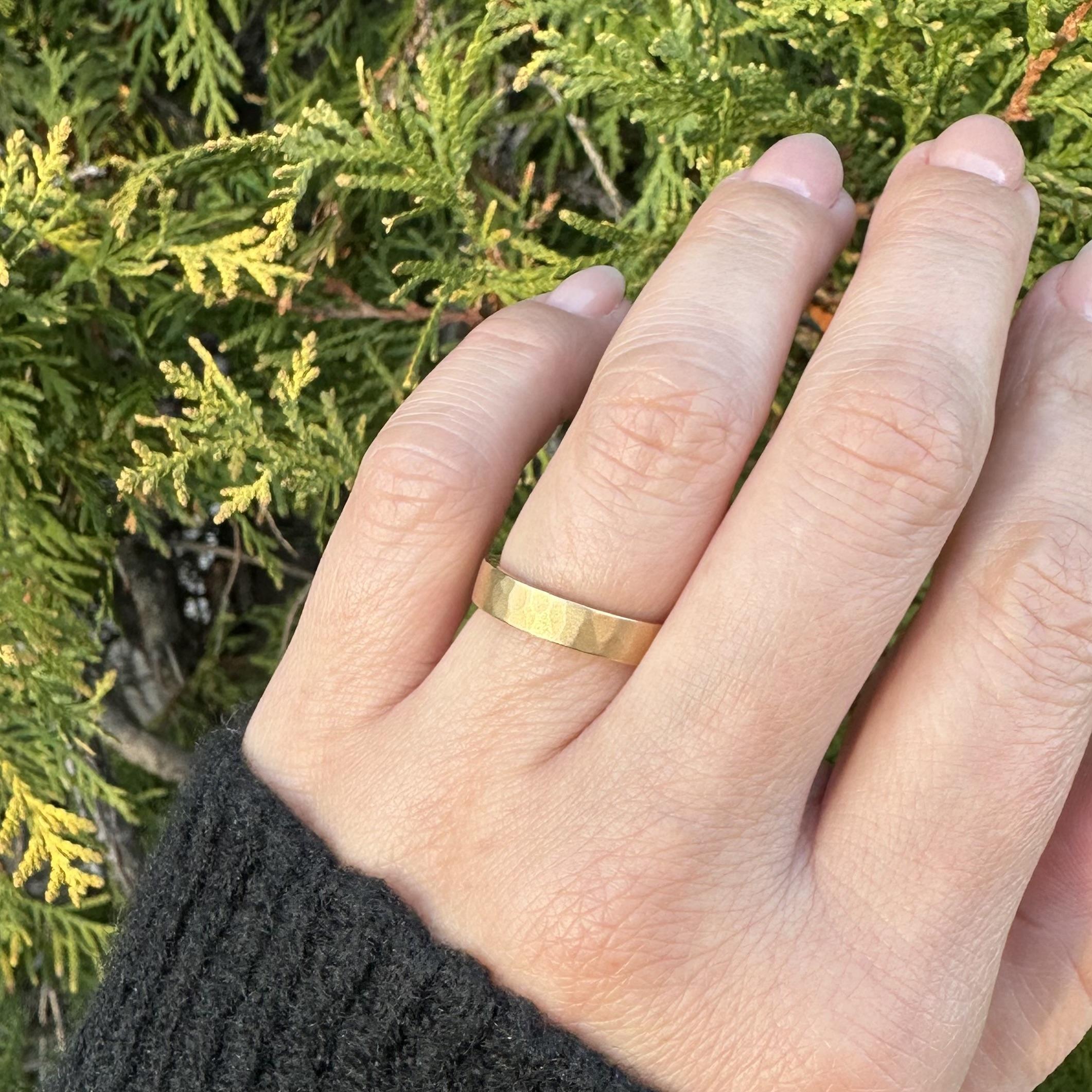 Magnifique bague en or jaune 14k massif 4.1mm finition martelée mate en vente 2