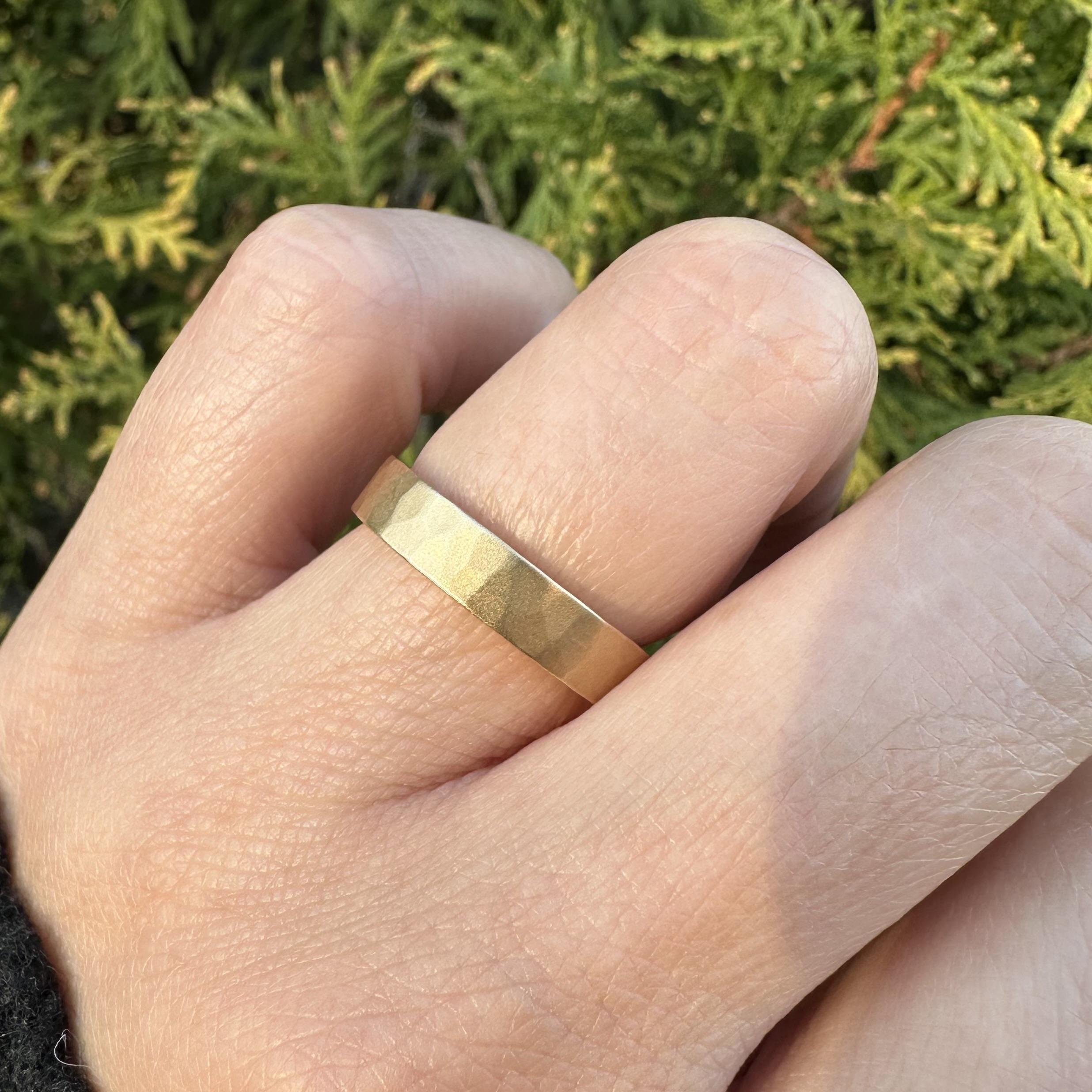 Magnifique bague en or jaune 14k massif 4.1mm finition martelée mate en vente 3