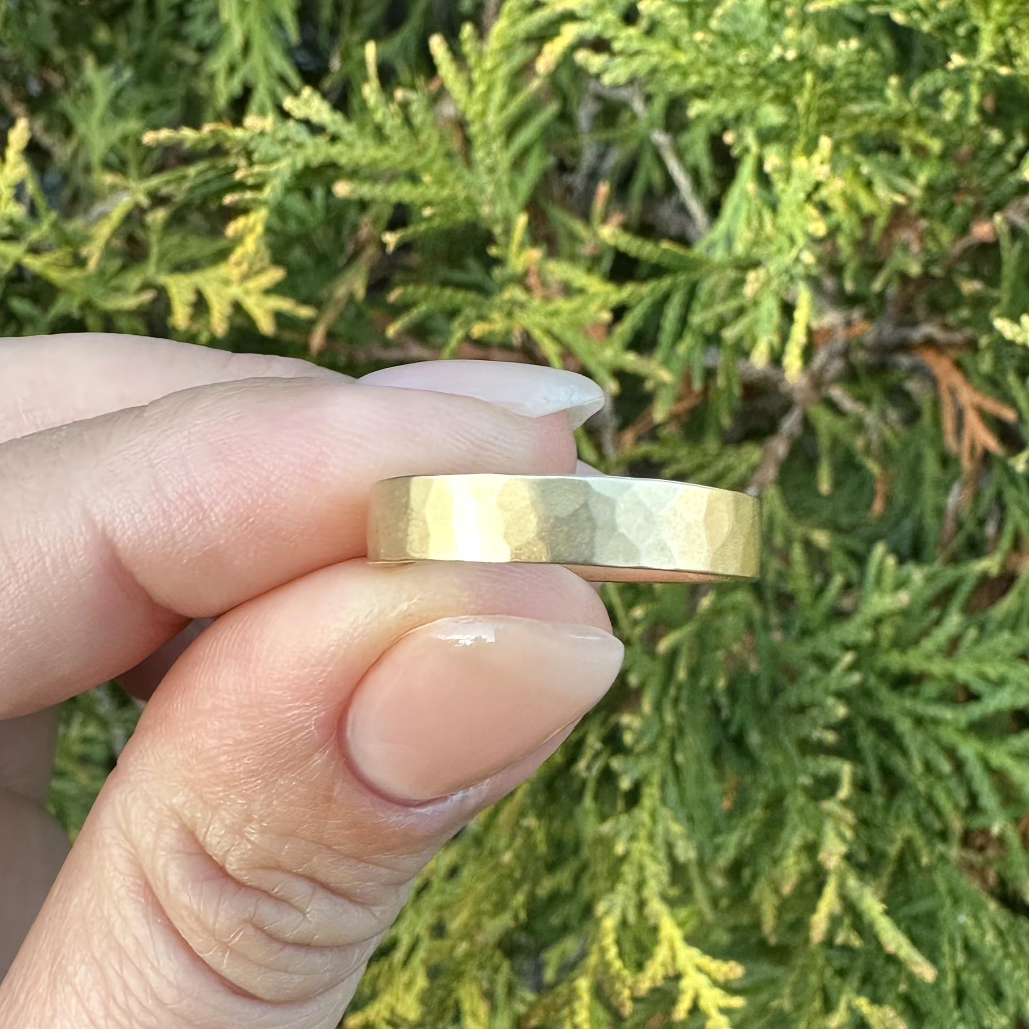 Magnifique bague en or jaune 14k massif 4.1mm finition martelée mate en vente 4