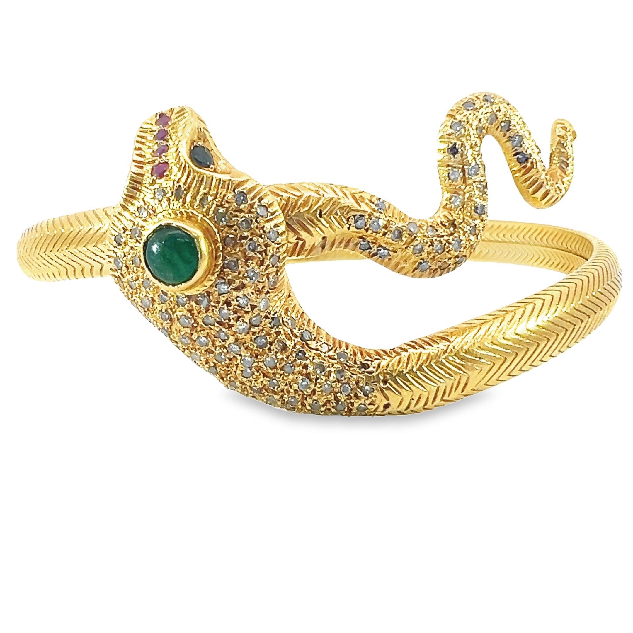 Schöner Schlangenarmreif aus massivem Gold mit Diamanten, Smaragd und Rubin (Rundschliff) im Angebot