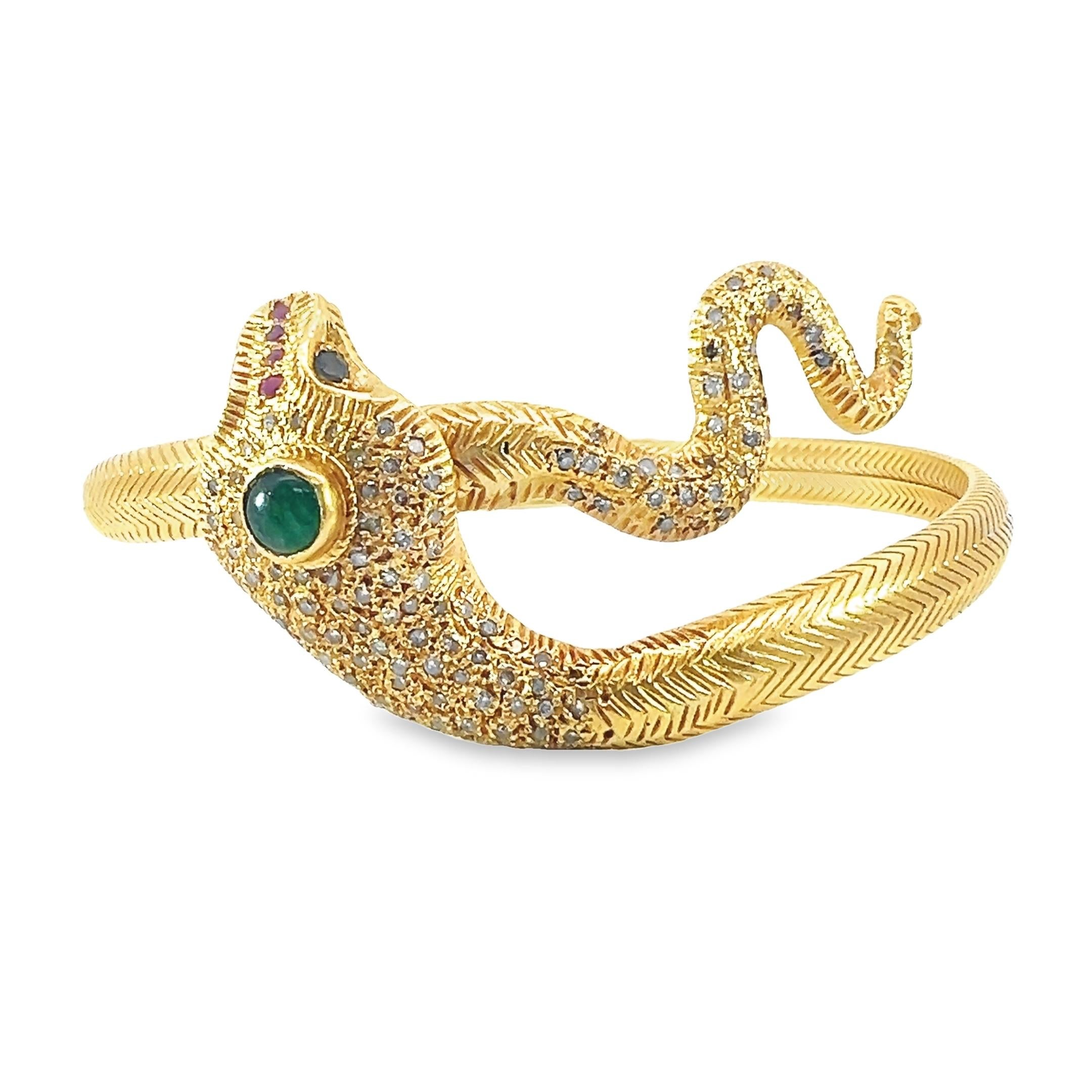 Beautiful solid gold serpent bangle with diamond, emerald and ruby In New Condition For Sale In New York, NY