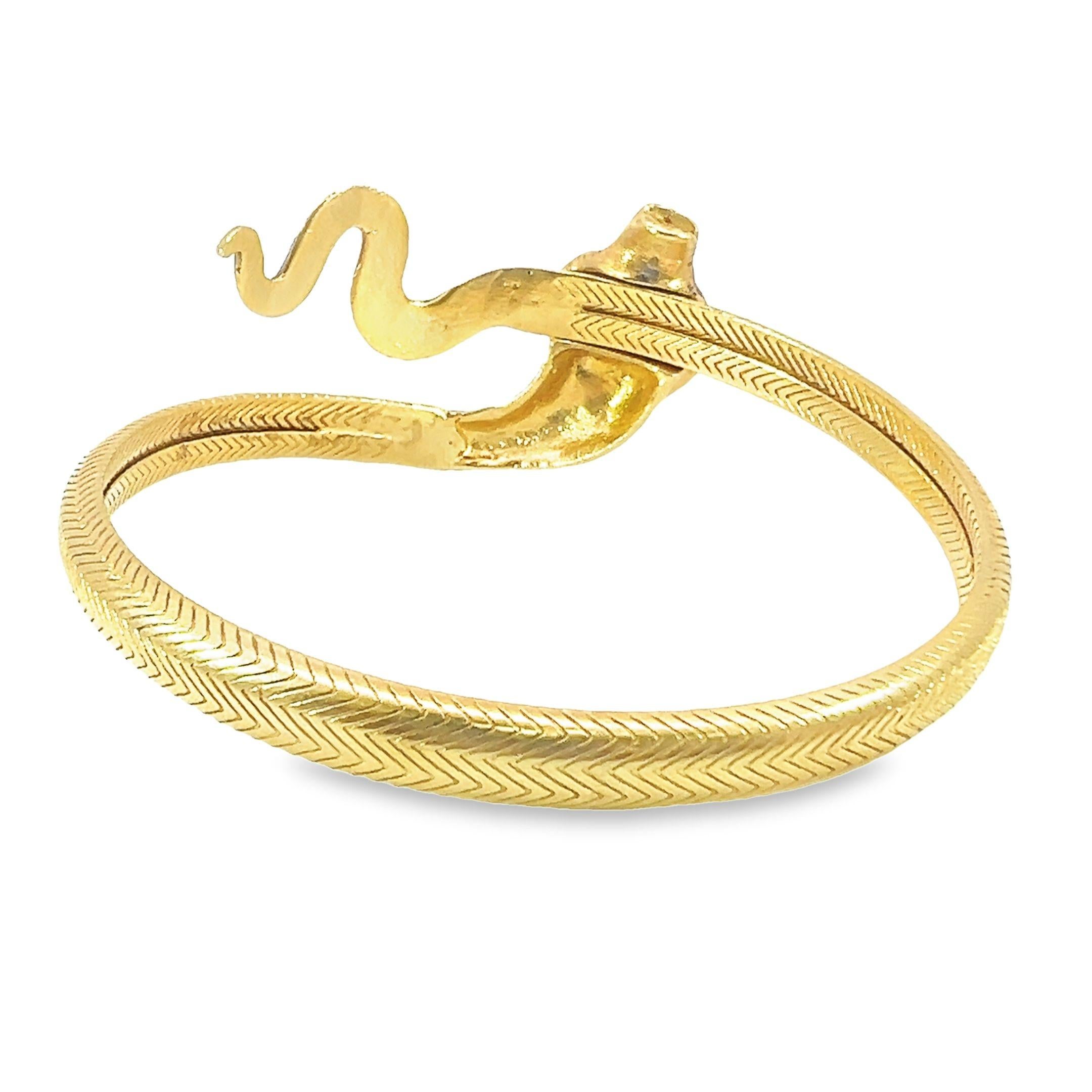 Schöner Schlangenarmreif aus massivem Gold mit Diamanten, Smaragd und Rubin im Angebot 2