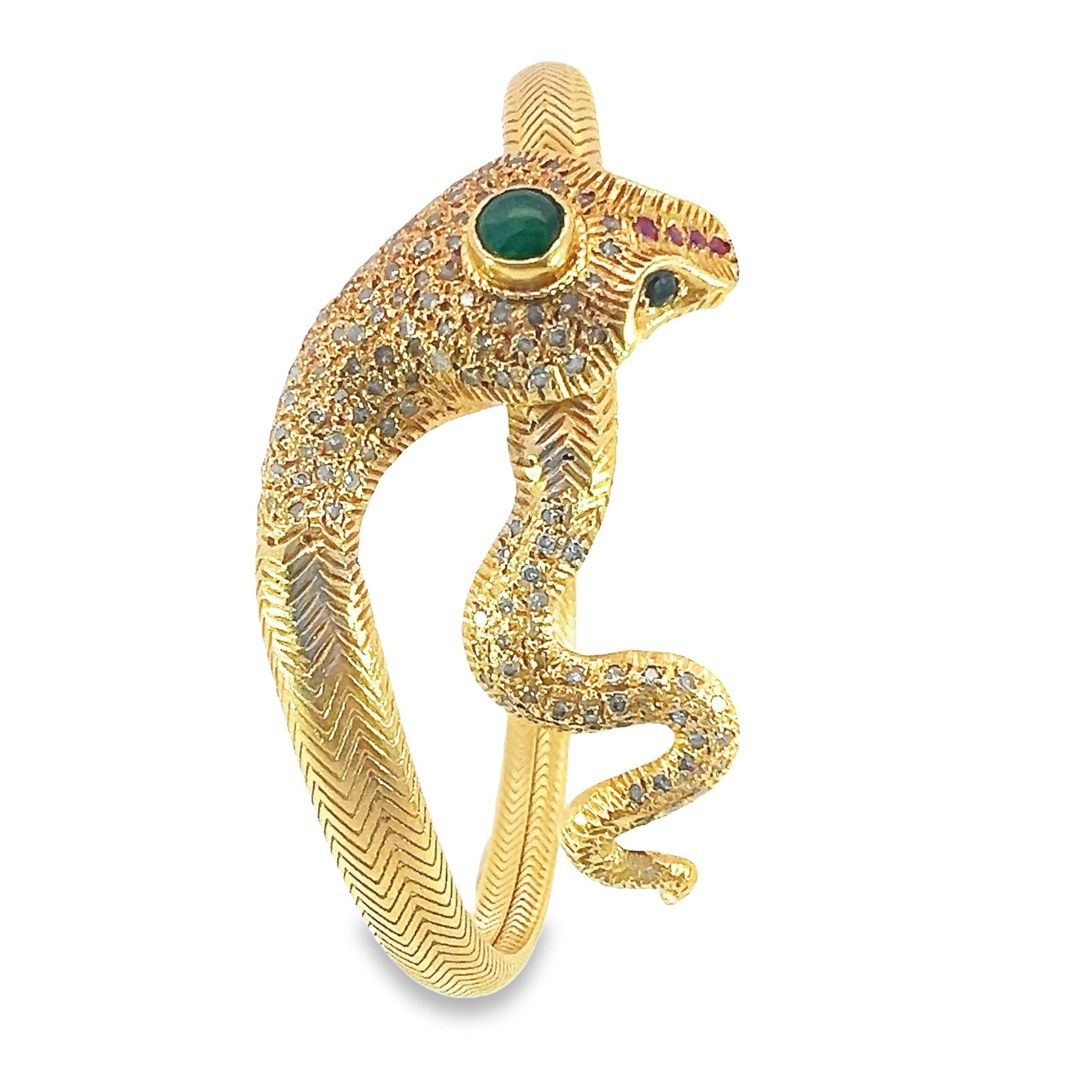 Schöner Schlangenarmreif aus massivem Gold mit Diamanten, Smaragd und Rubin im Angebot 3