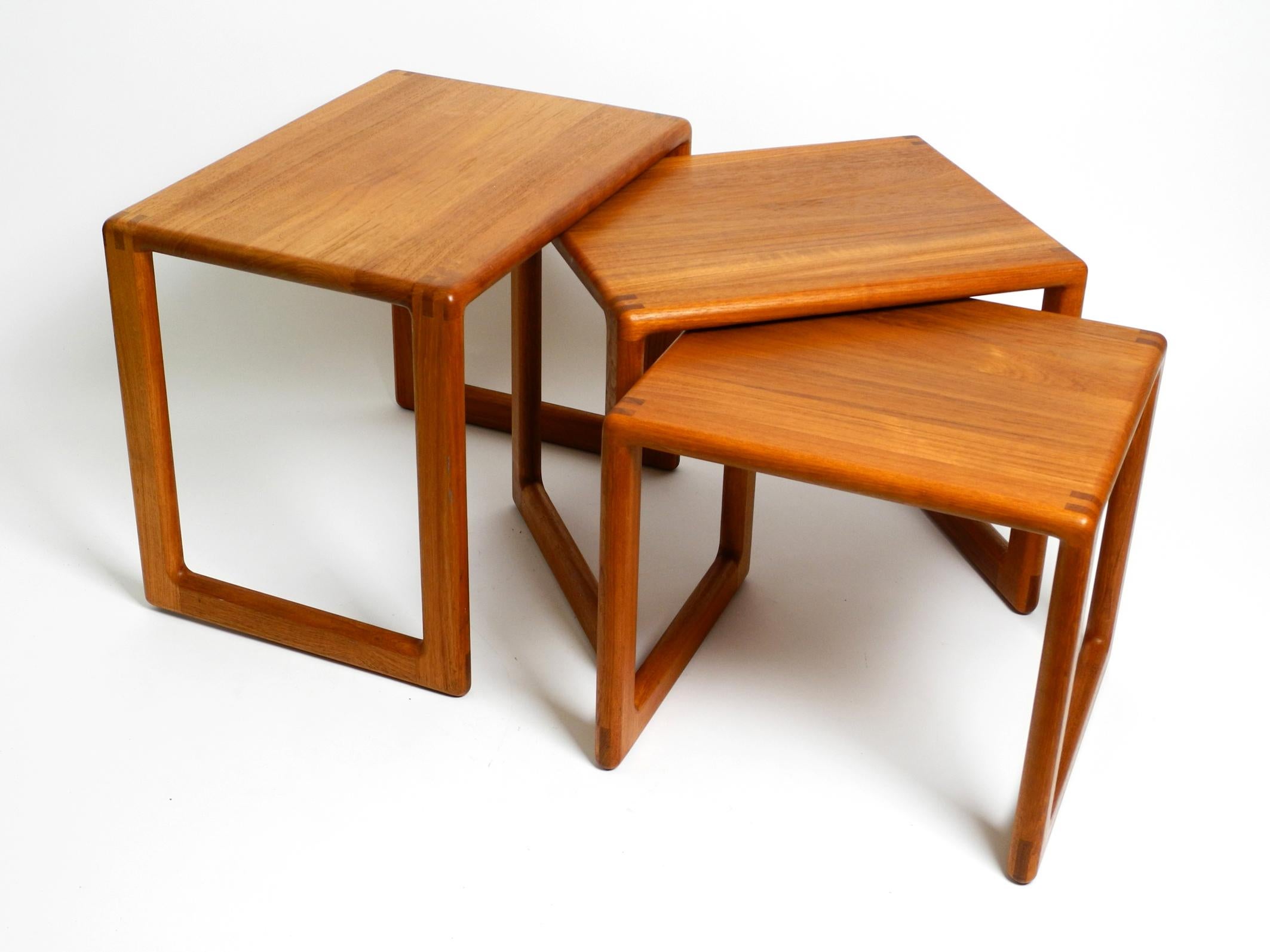 Beautiful solid Mid Century set of 3 teak wood nesting tables In Good Condition For Sale In München, DE