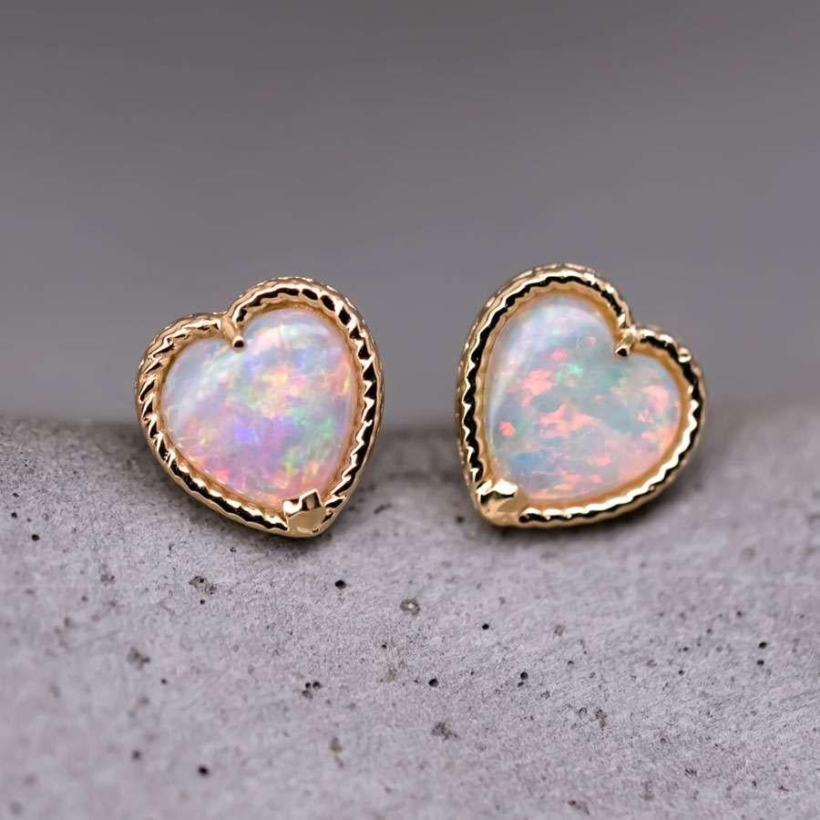 Magnifiques boucles d'oreilles en or jaune 14 carats en opale australienne massive à motif torsadé en forme de coeur.


Expédition nationale gratuite par USPS First Class !  Garantie limitée d'un an gratuite !  Sac ou boîte cadeau gratuit avec