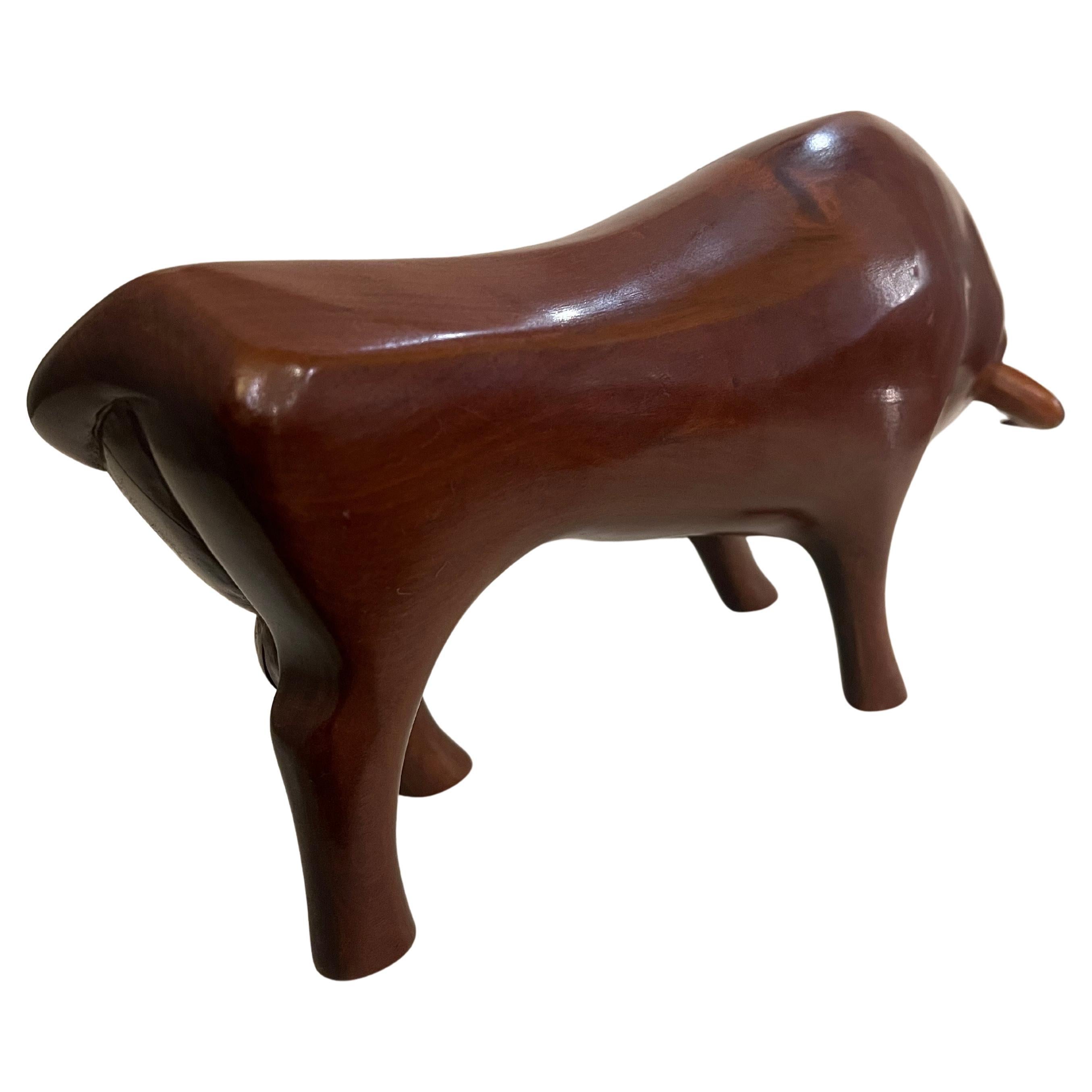Mid-Century Modern Magnifique sculpture de taureau en noyer massif sculptée à la main en vente