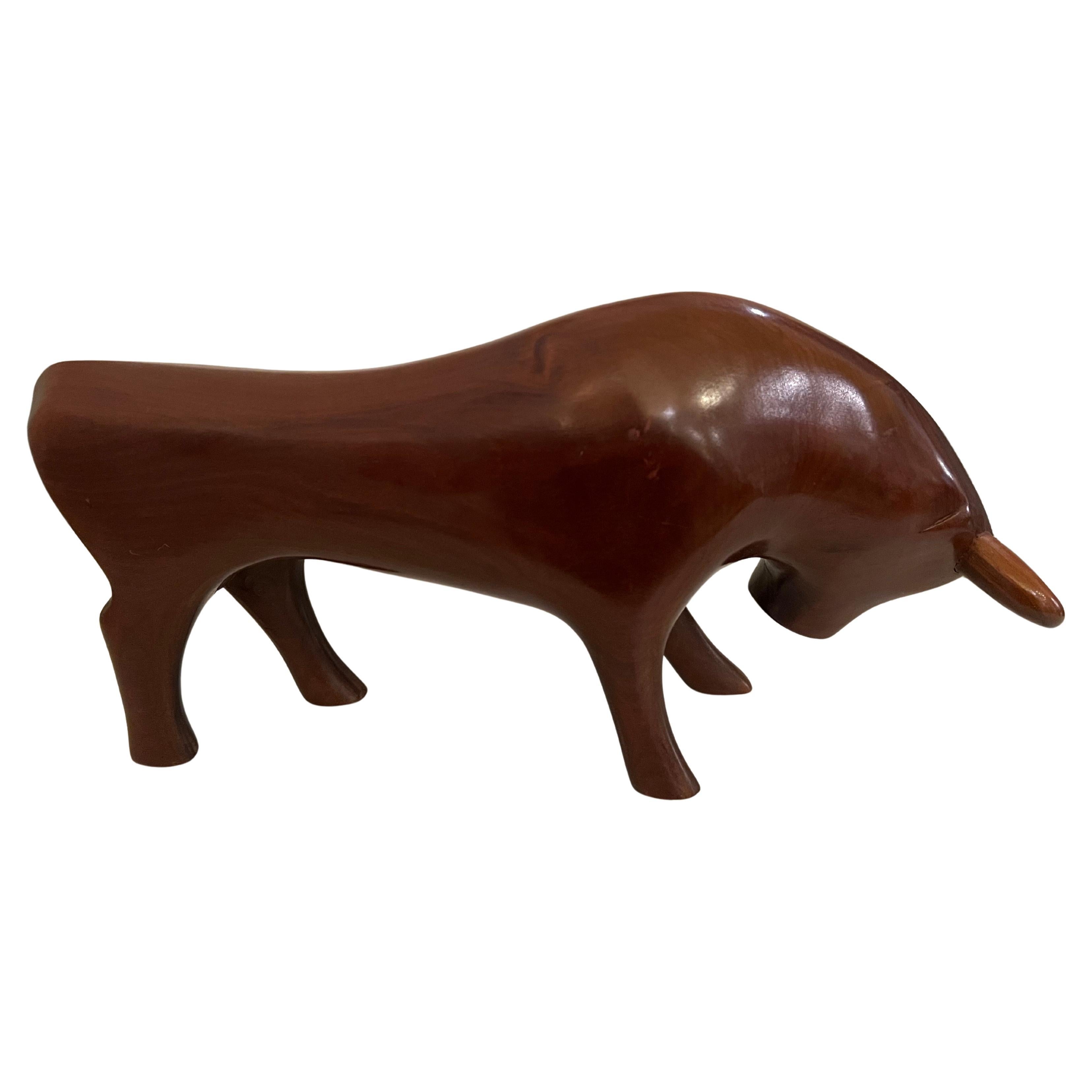 Américain Magnifique sculpture de taureau en noyer massif sculptée à la main en vente