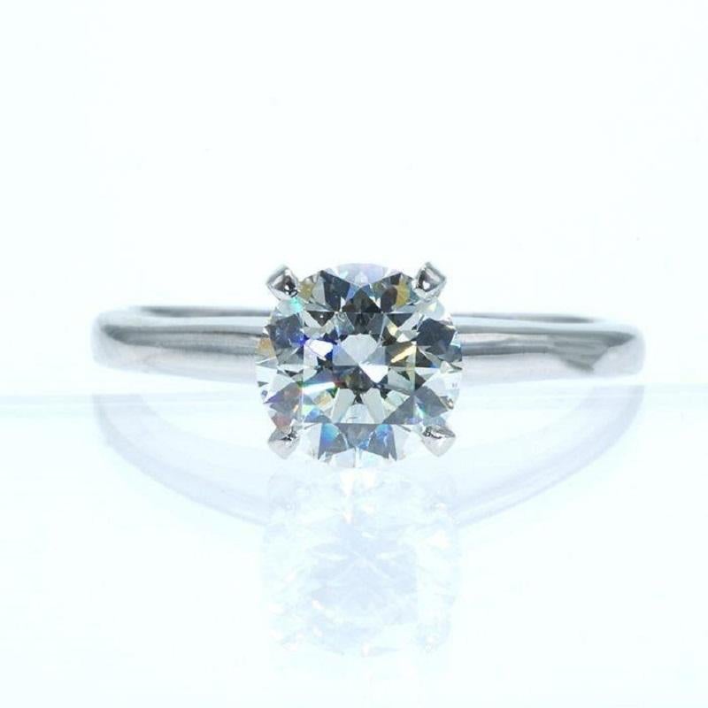 Schöner 1,20 Karat Naturdiamant mit einem Brillanz-Look mit einem solitarem Platinring, der dem Diamanten hilft, in der Spitze zu sein.

1,20 Karat Hvs1 Natürlicher runder Brillant Diamant

4,86 Gramm Platin Größe 52.5.5