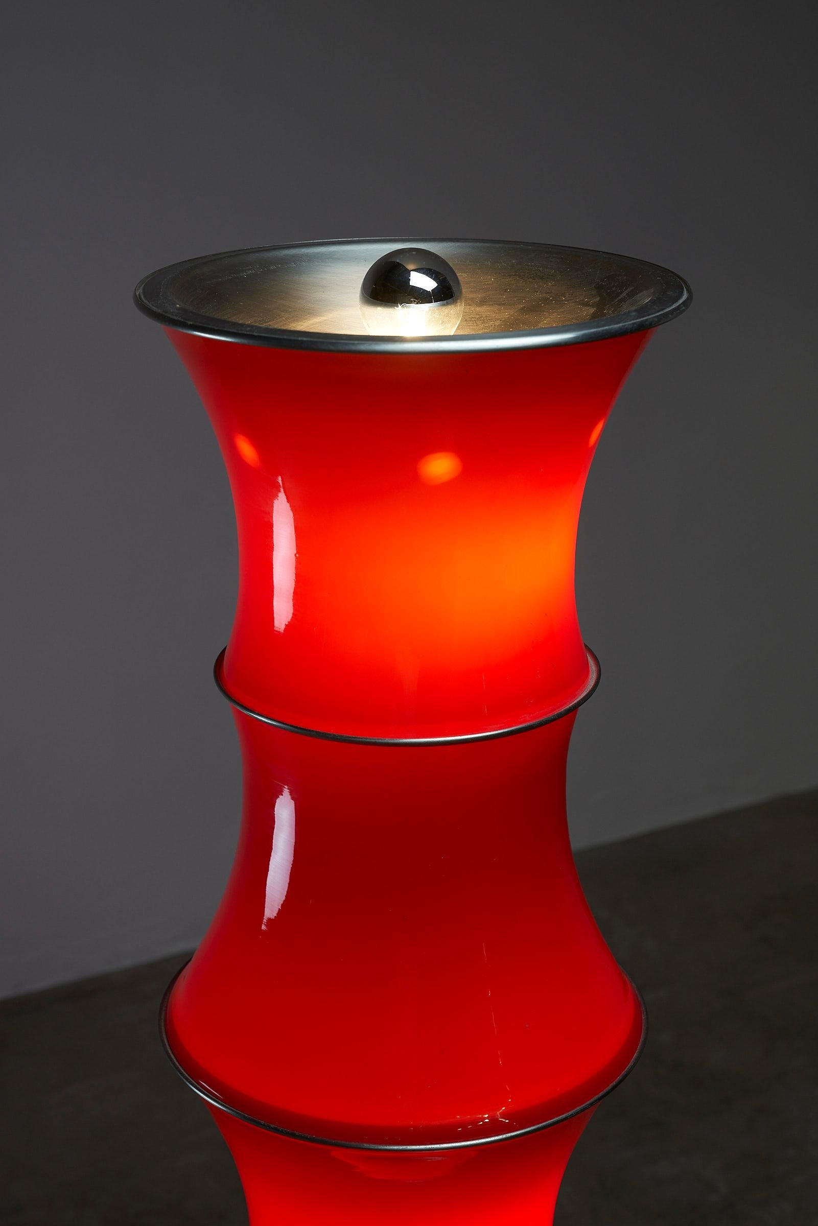 Ère spatiale Magnifique lampadaire en bambou A Space et verre rouge  en vente