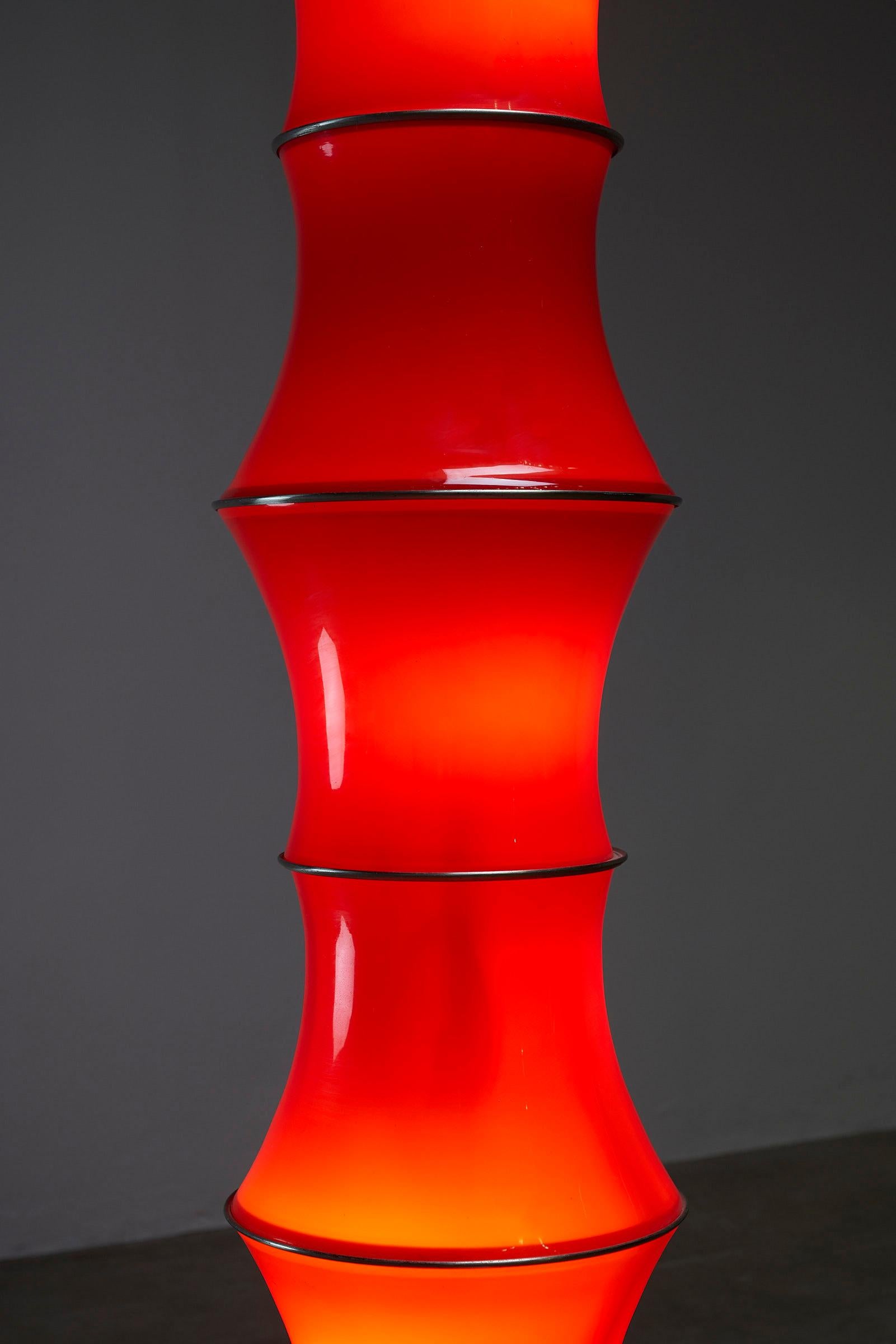 Fait main Magnifique lampadaire en bambou A Space et verre rouge  en vente