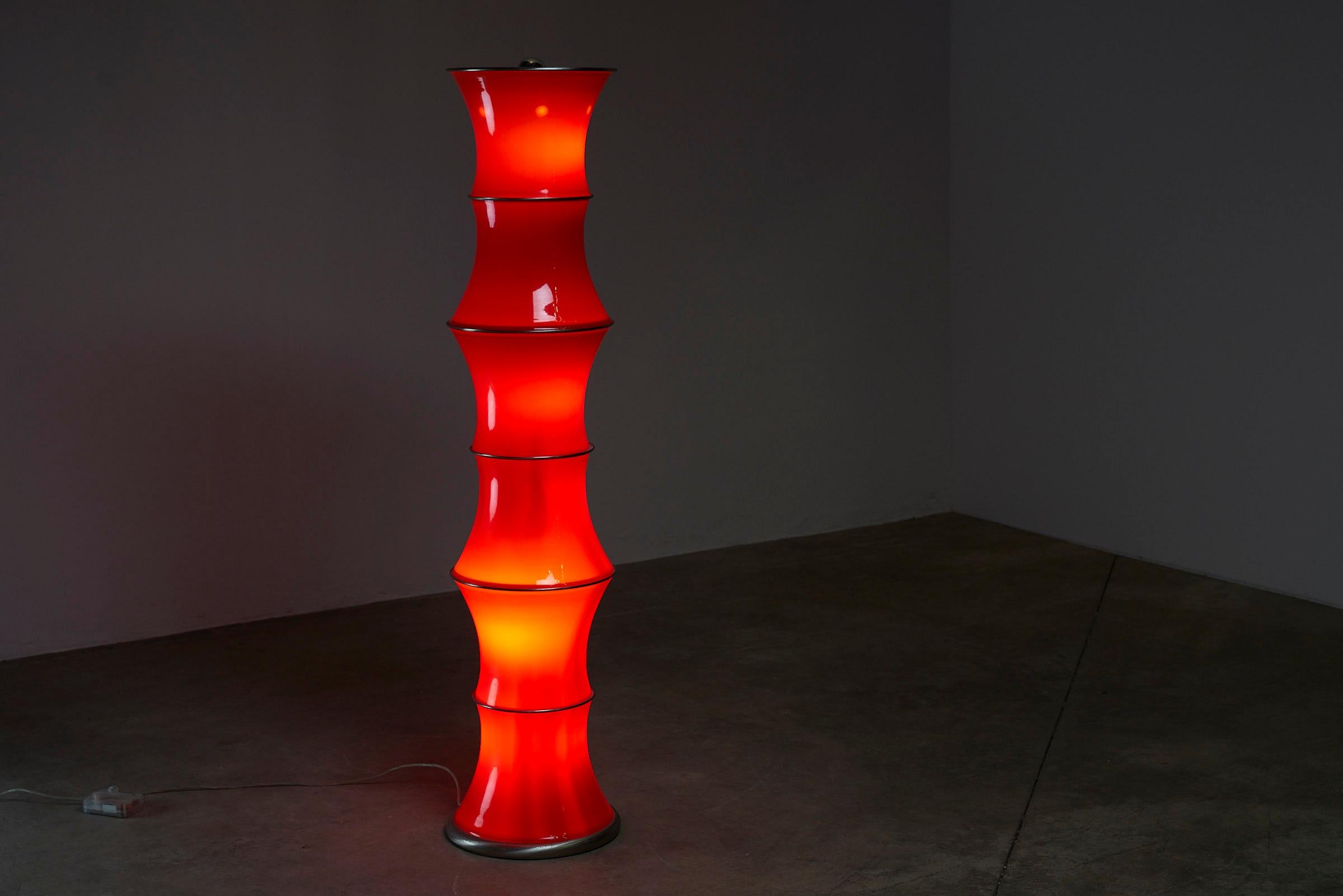 Fin du 20e siècle Magnifique lampadaire en bambou A Space et verre rouge  en vente