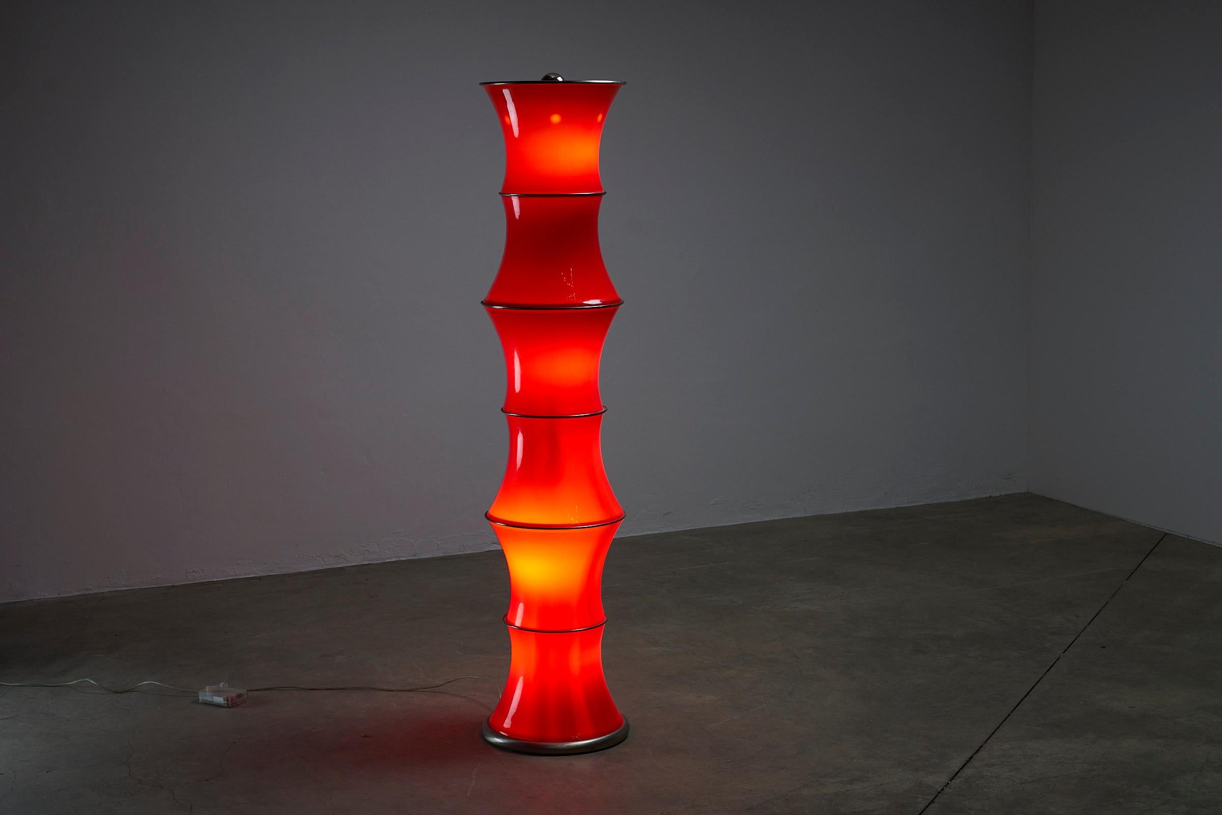 Métal Magnifique lampadaire en bambou A Space et verre rouge  en vente