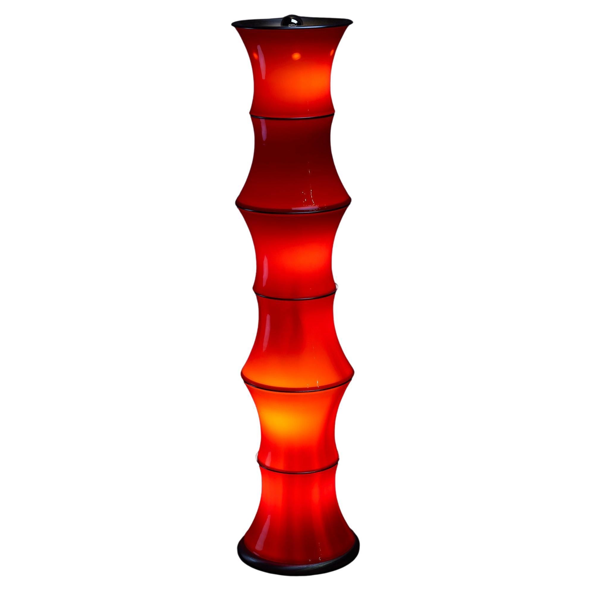 Magnifique lampadaire en bambou A Space et verre rouge  en vente