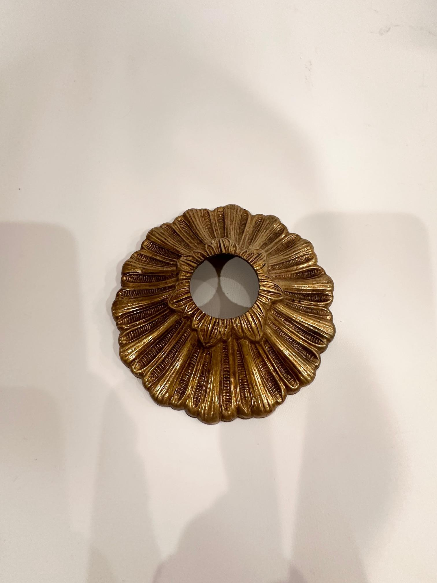 Bellissimo lampadario in ottone spagnolo e vetro smerigliato a cupola con 8 bracci in vendita 5