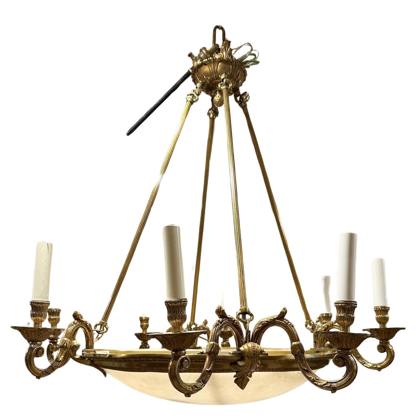 Apparecchio di illuminazione spagnolo in ottone e vetro smerigliato dalla forma e dai dettagli meravigliosi, con 8 bracci intorno a un'incantevole cupola inferiore.  
Nessuna catena


