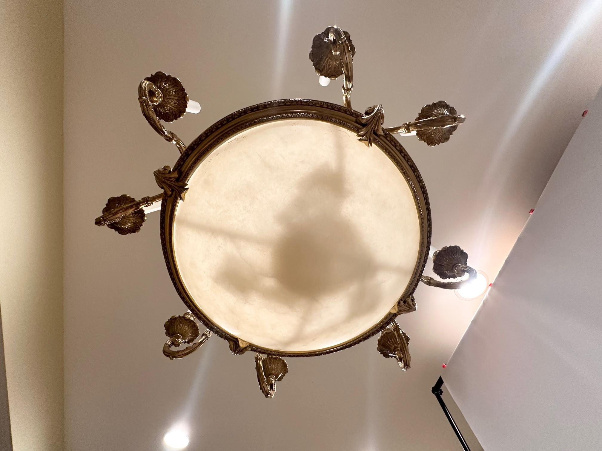 Spagnolo Bellissimo lampadario in ottone spagnolo e vetro smerigliato a cupola con 8 bracci in vendita