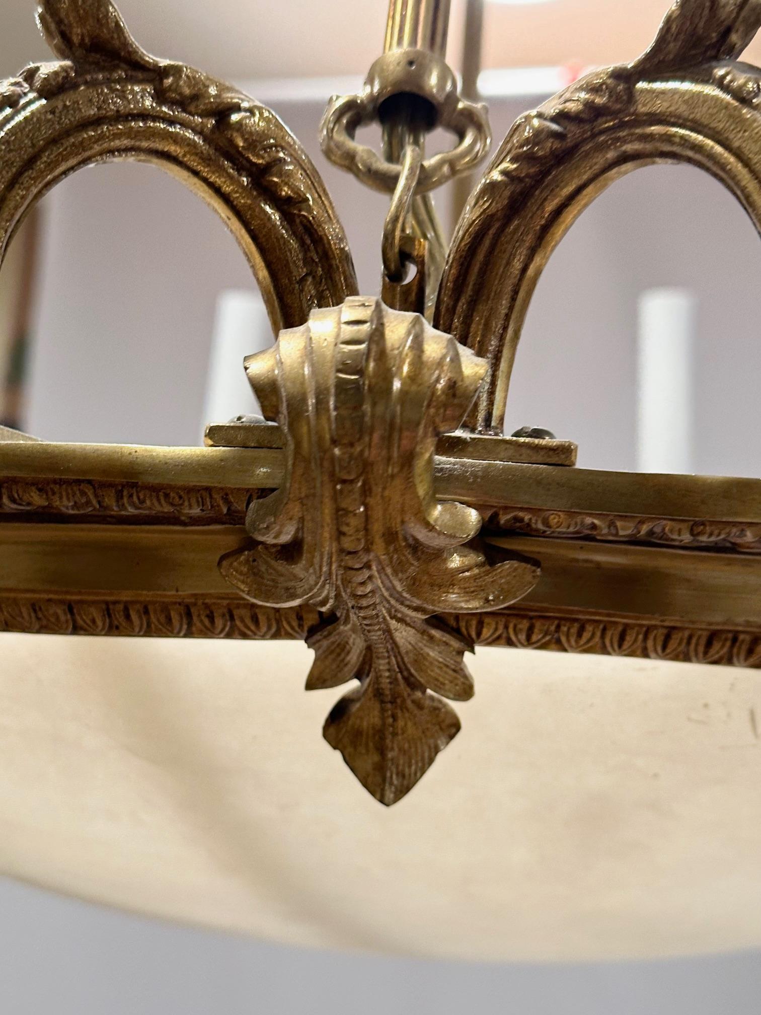 Bellissimo lampadario in ottone spagnolo e vetro smerigliato a cupola con 8 bracci In condizioni buone in vendita a Hopewell, NJ