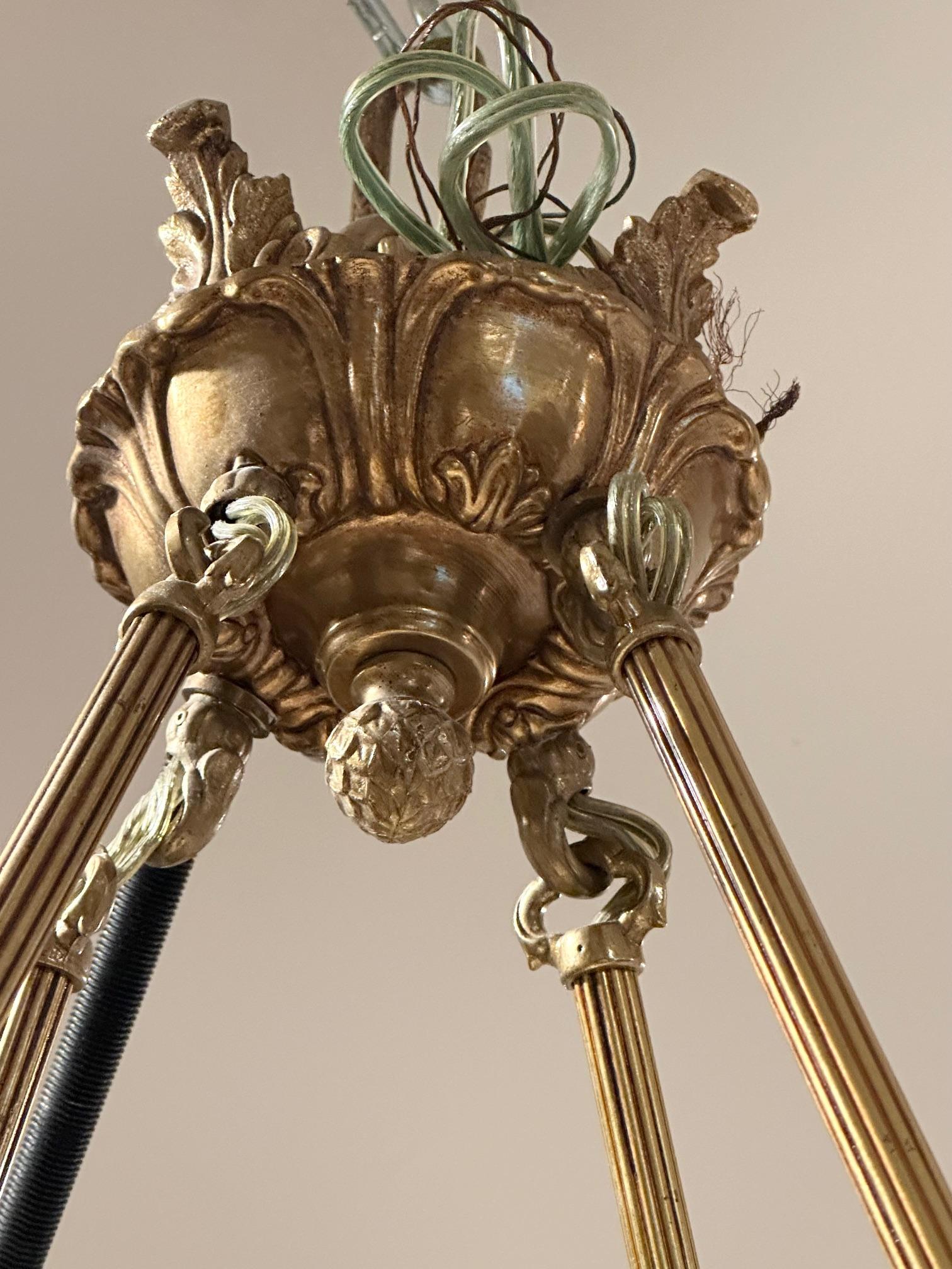 XXI secolo e contemporaneo Bellissimo lampadario in ottone spagnolo e vetro smerigliato a cupola con 8 bracci in vendita